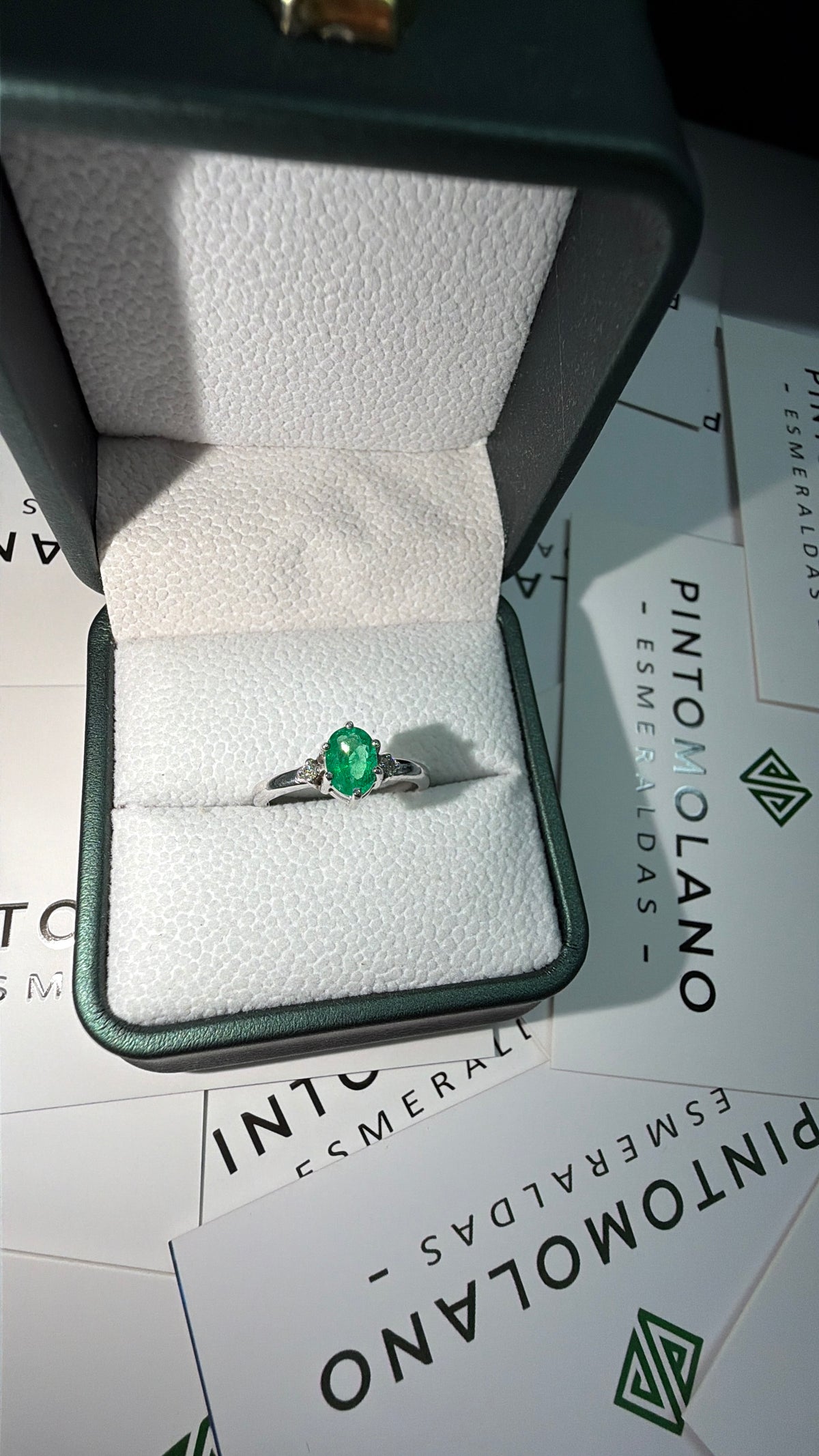 Anillo En Oro Blanco Esmeralda Óvalo y Dos Diamantes - Disponible Para Fabricación
