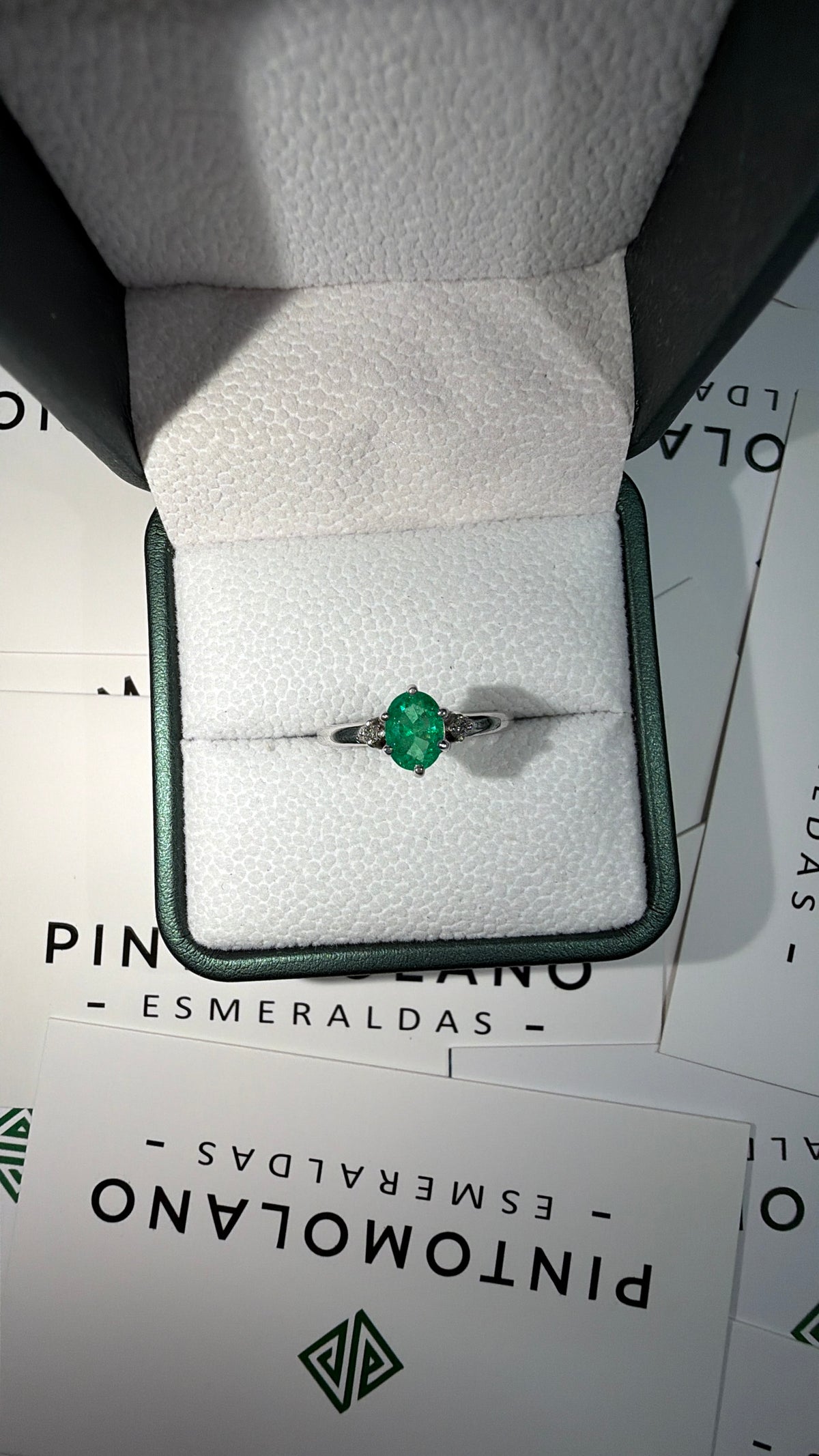 Anillo En Oro Blanco Esmeralda Óvalo y Dos Diamantes - Disponible Para Fabricación