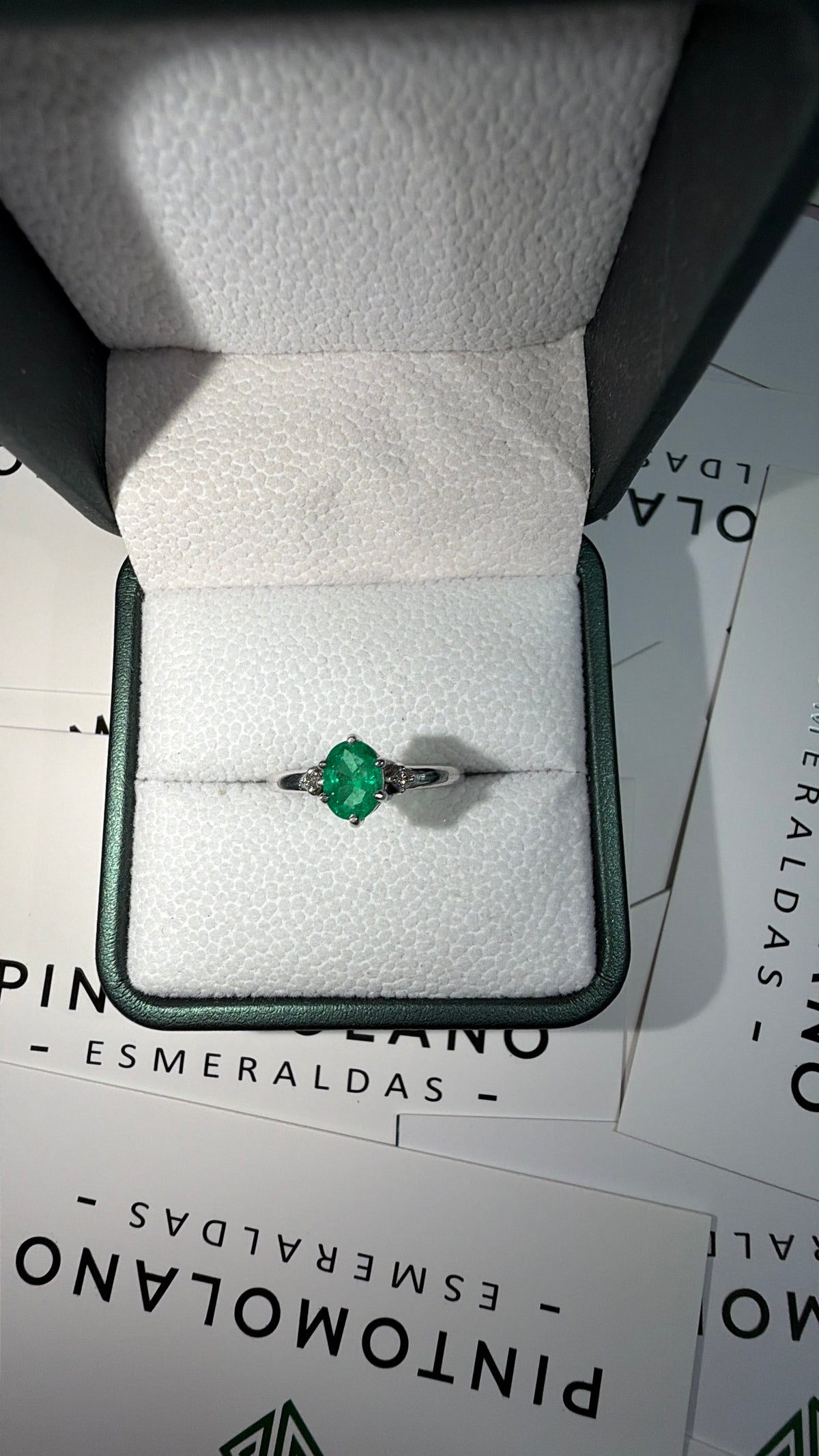 Anillo En Oro Blanco Esmeralda Óvalo y Dos Diamantes - Disponible Para Fabricación