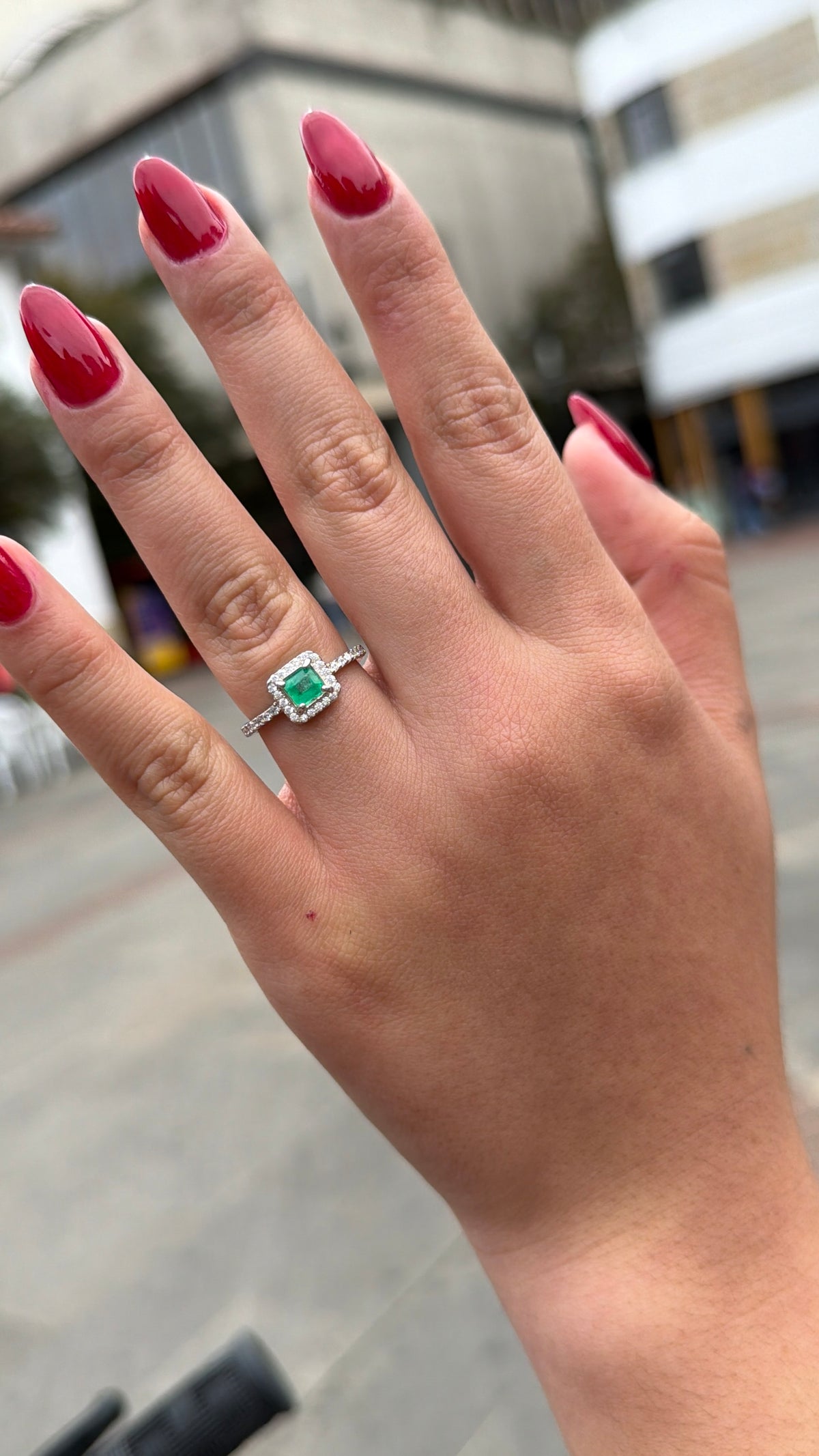 Anillo Fabricado En Oro blanco con diamantes y Esmeralda natural - Disponible para Fabricación