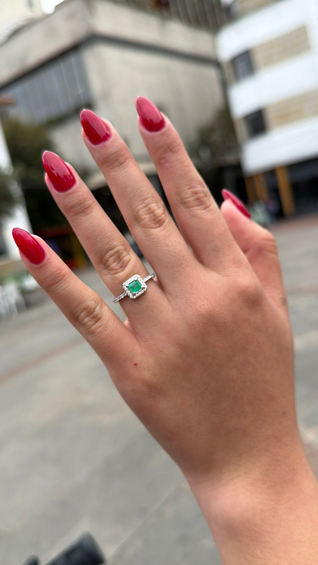 Anillo Fabricado En Oro blanco con diamantes y Esmeralda natural - Disponible para Fabricación