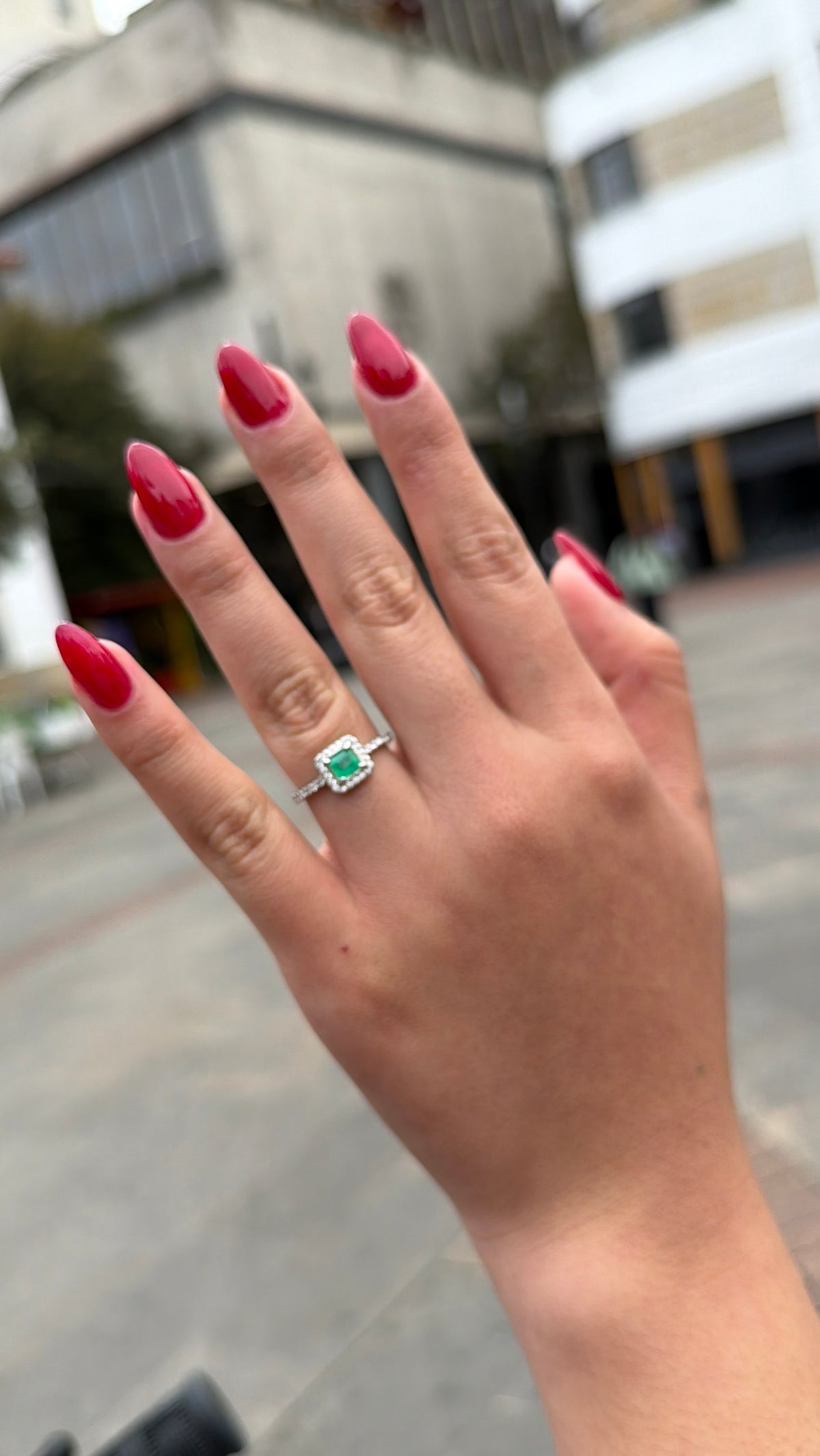Anillo Fabricado En Oro blanco con diamantes y Esmeralda natural - Disponible para Fabricación