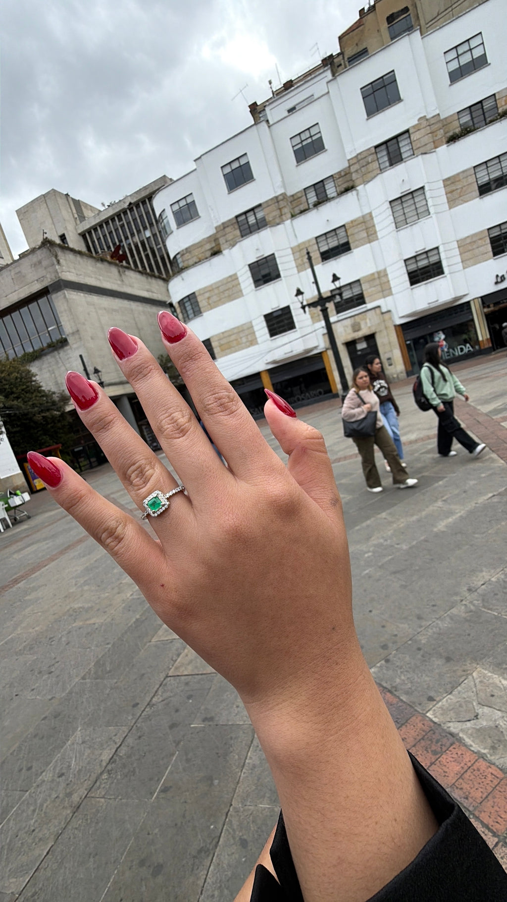 Anillo Fabricado En Oro blanco con diamantes y Esmeralda natural - Disponible para Fabricación