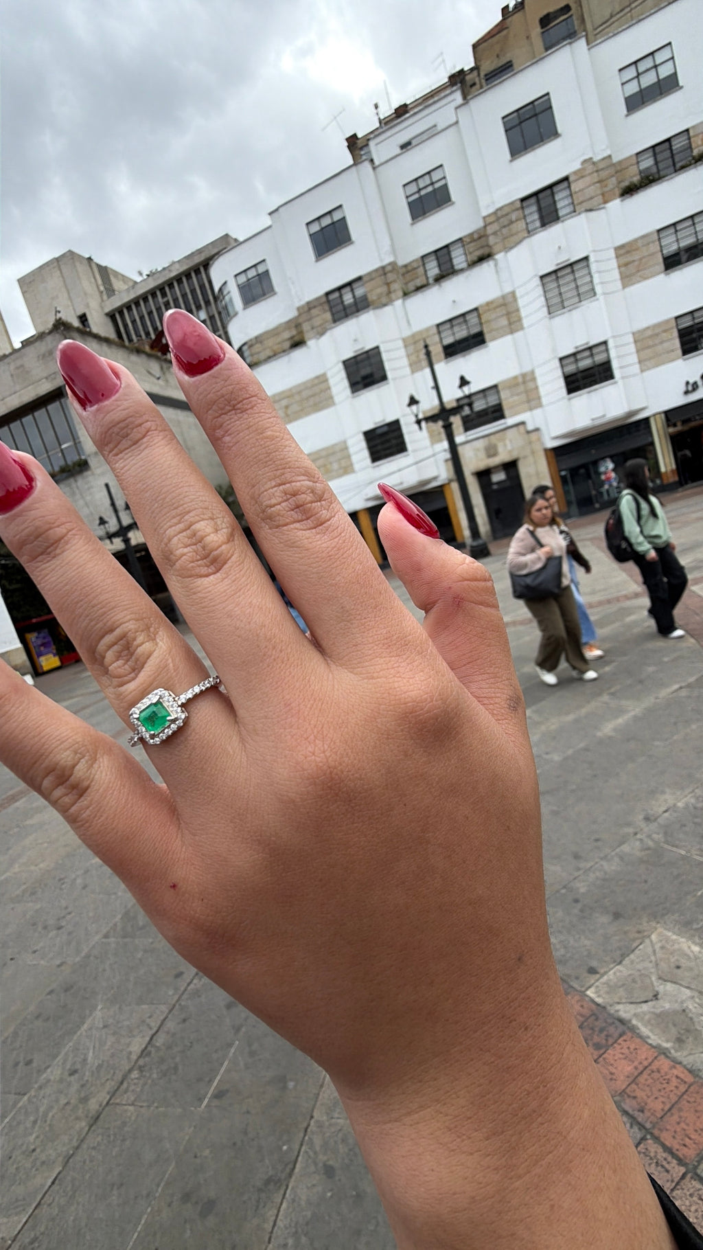 Anillo Fabricado En Oro blanco con diamantes y Esmeralda natural - Disponible para Fabricación