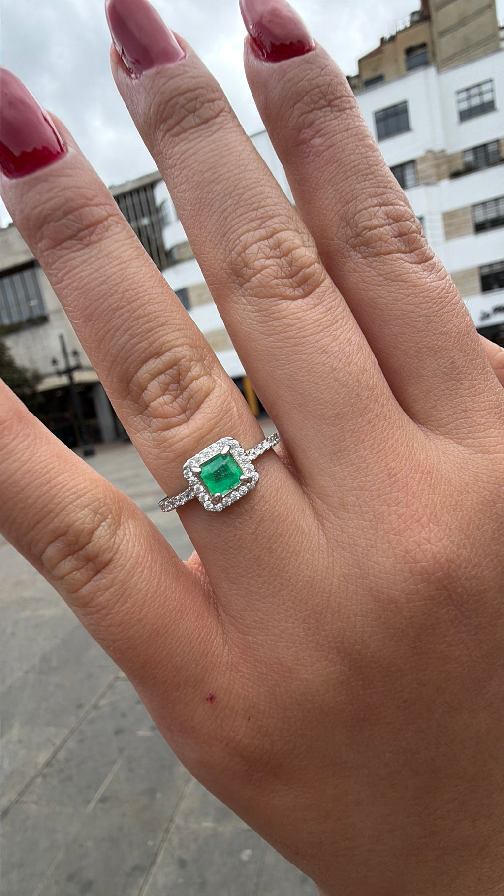 Anillo Fabricado En Oro blanco con diamantes y Esmeralda natural - Disponible para Fabricación