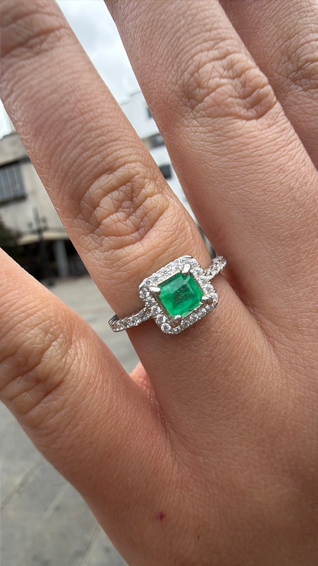Anillo Fabricado En Oro blanco con diamantes y Esmeralda natural - Disponible para Fabricación