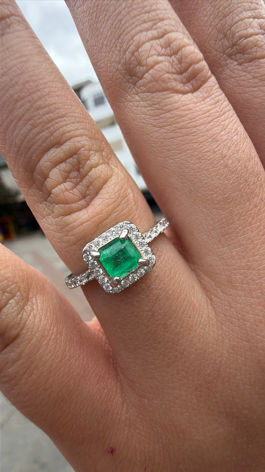 Anillo Fabricado En Oro blanco con diamantes y Esmeralda natural - Disponible para Fabricación