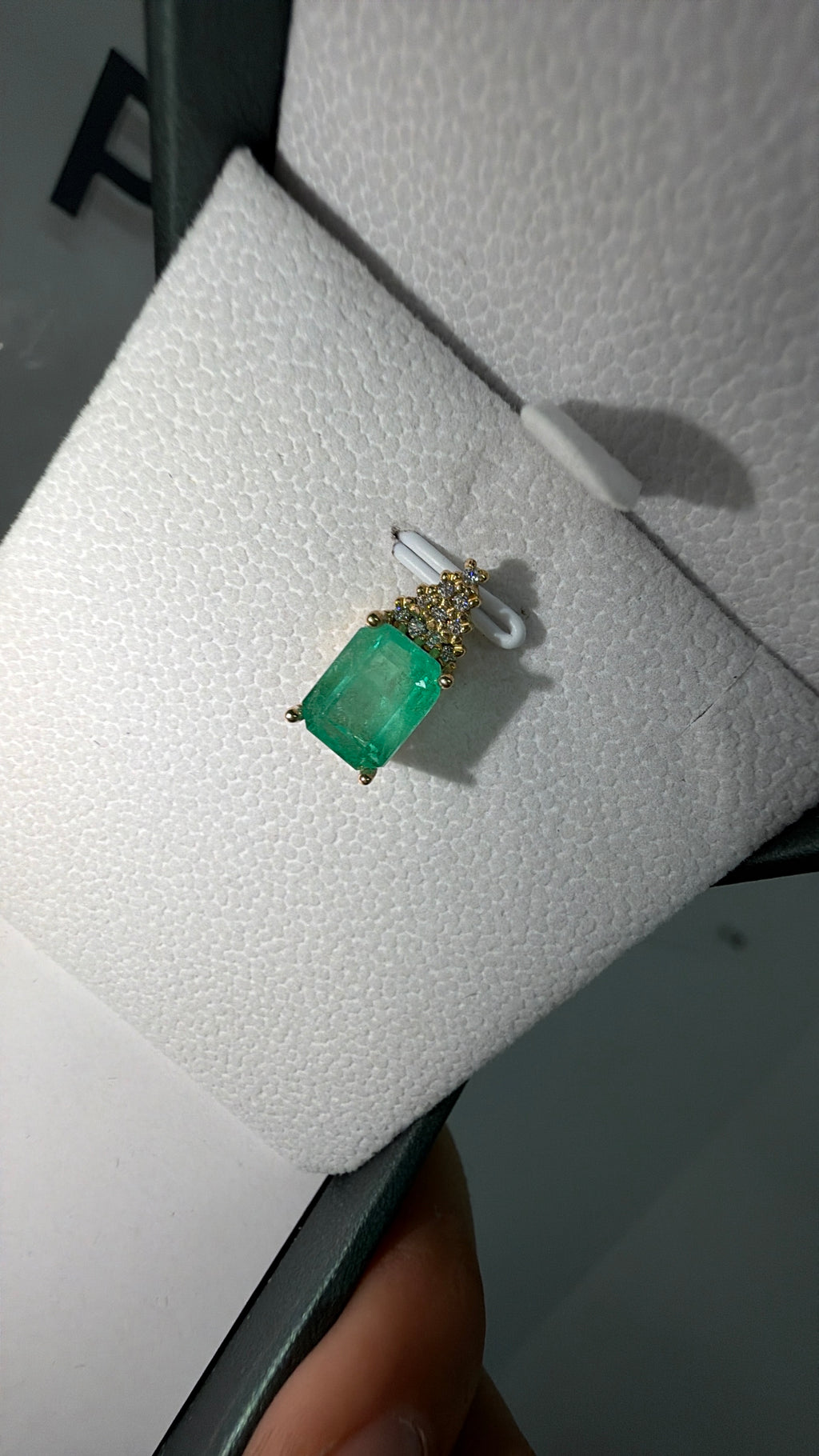 Dije Piña en oro con Esmeralda y Diamantes - Disponible para fabricación