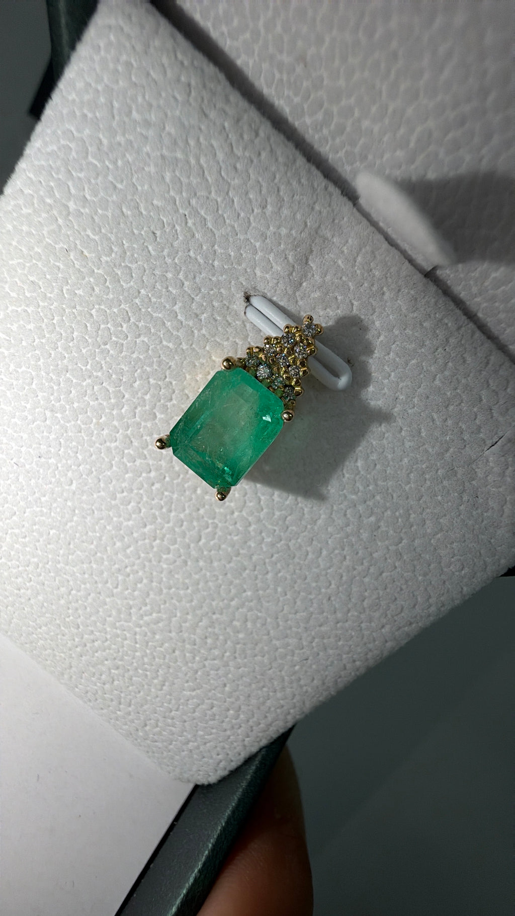 Dije Piña en oro con Esmeralda y Diamantes - Disponible para fabricación