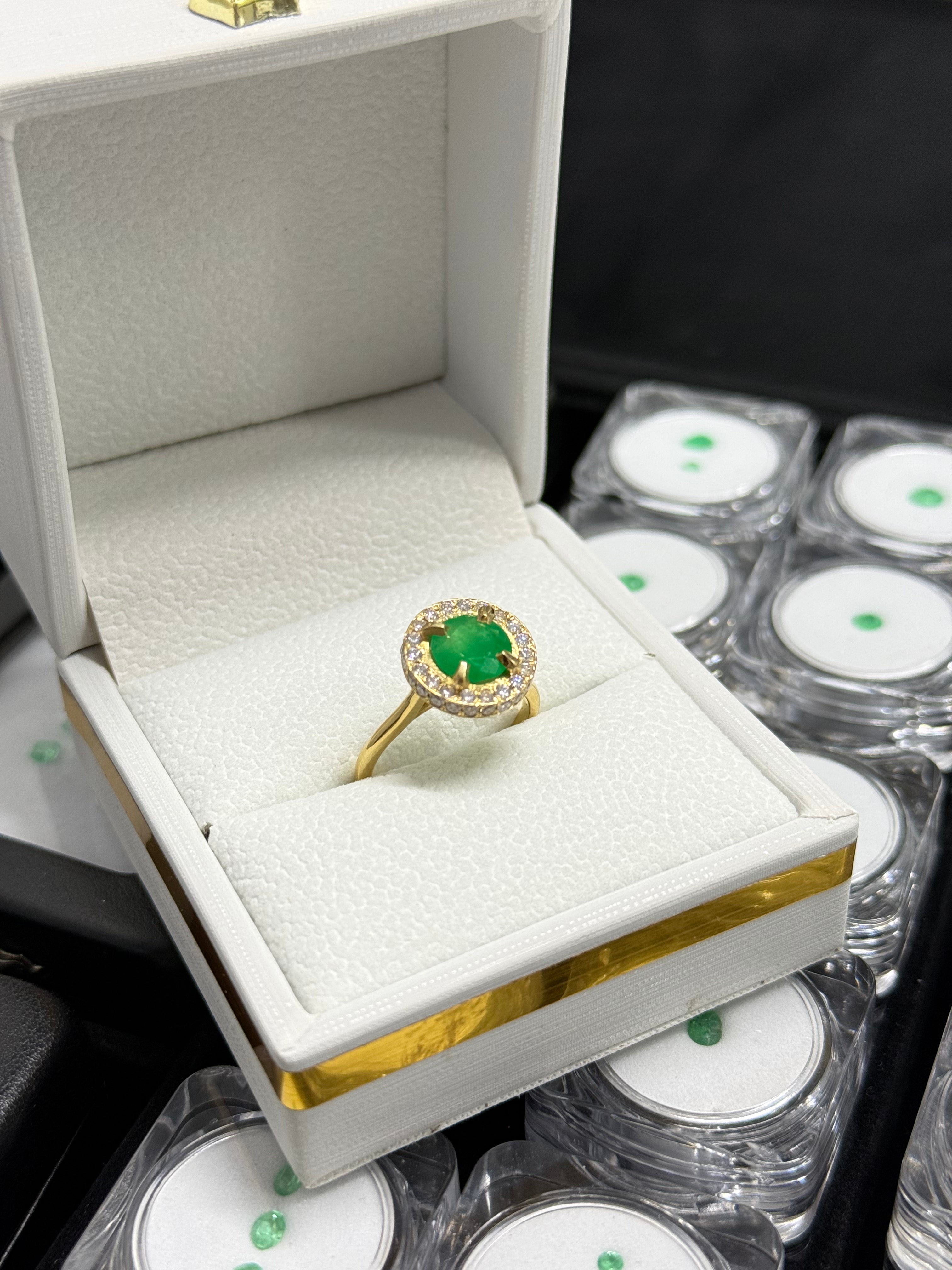 Anillo Fabricado en Oro 18k con Diamantes y Esmeralda