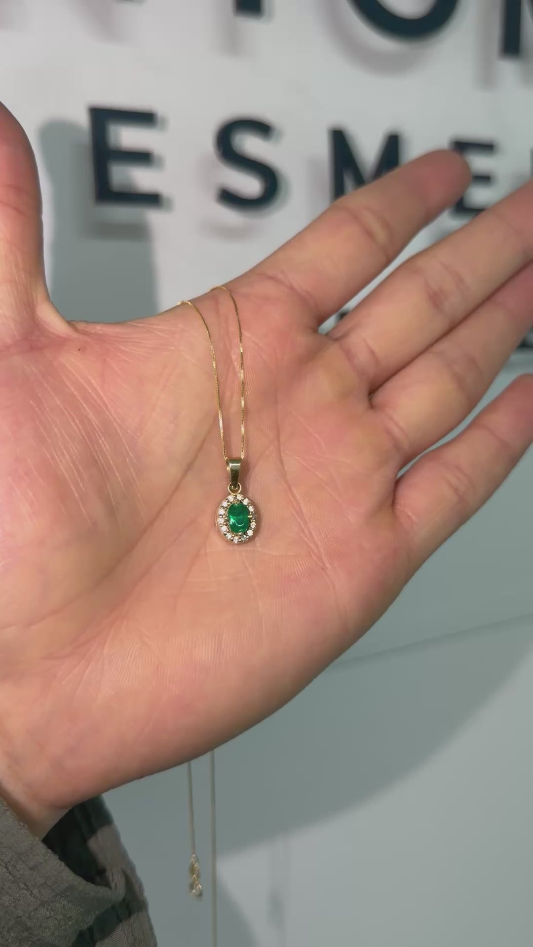 Dije En Oro con Esmeralda Ovalo y Diamantes