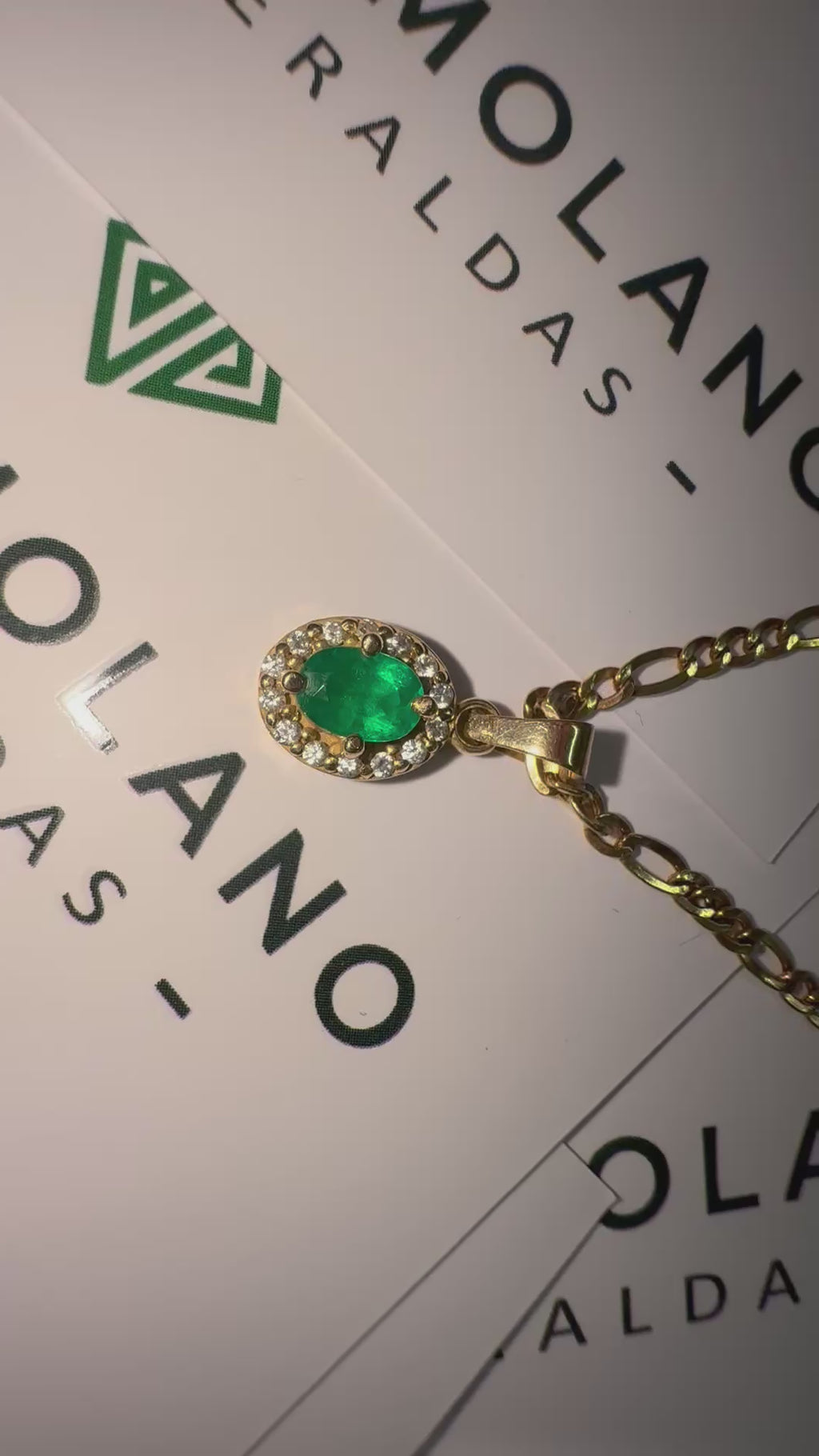 Dije en Oro con Esmeralda Ovalada y Diamantes