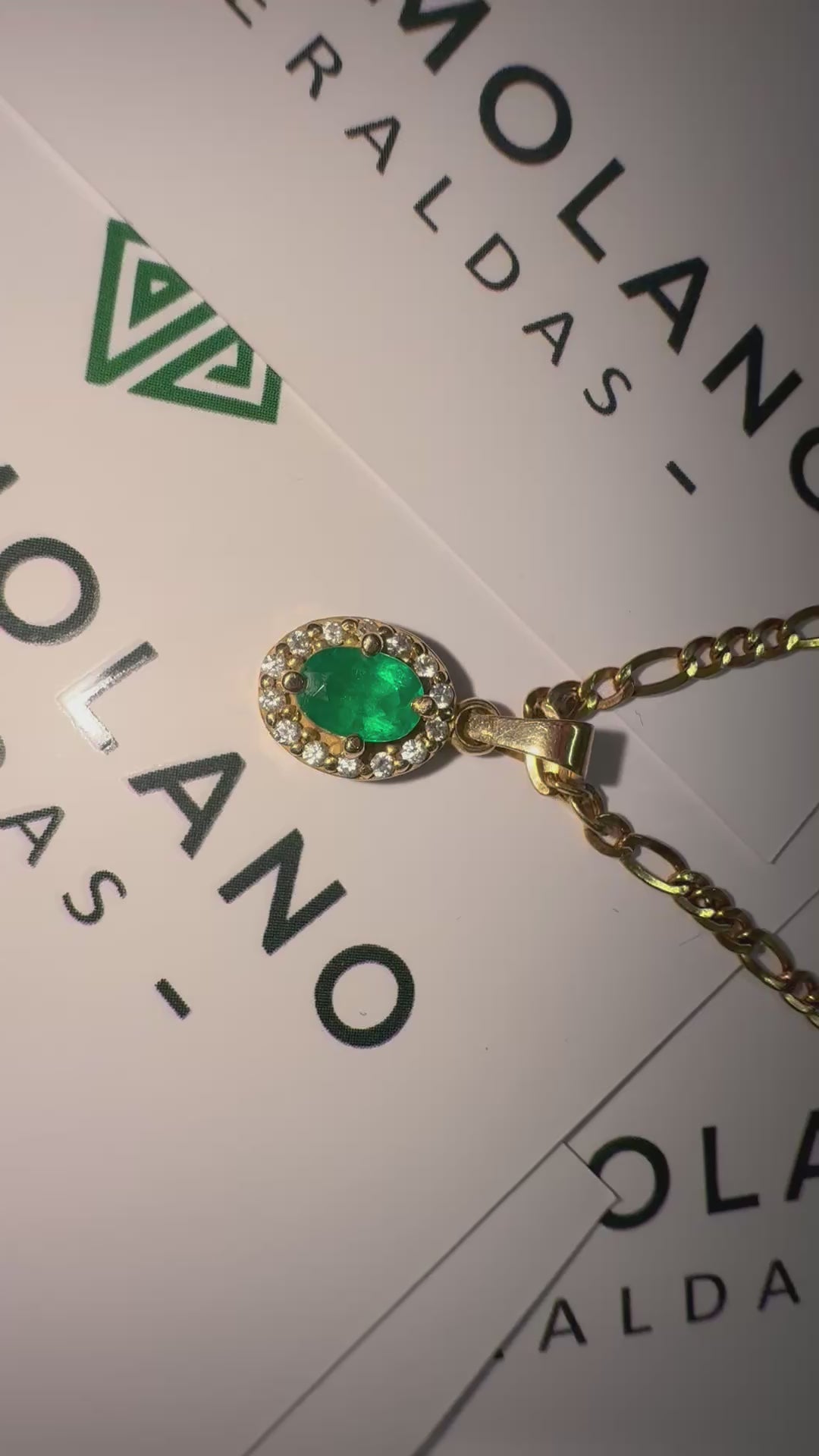 Dije en Oro con Esmeralda Ovalada y Diamantes