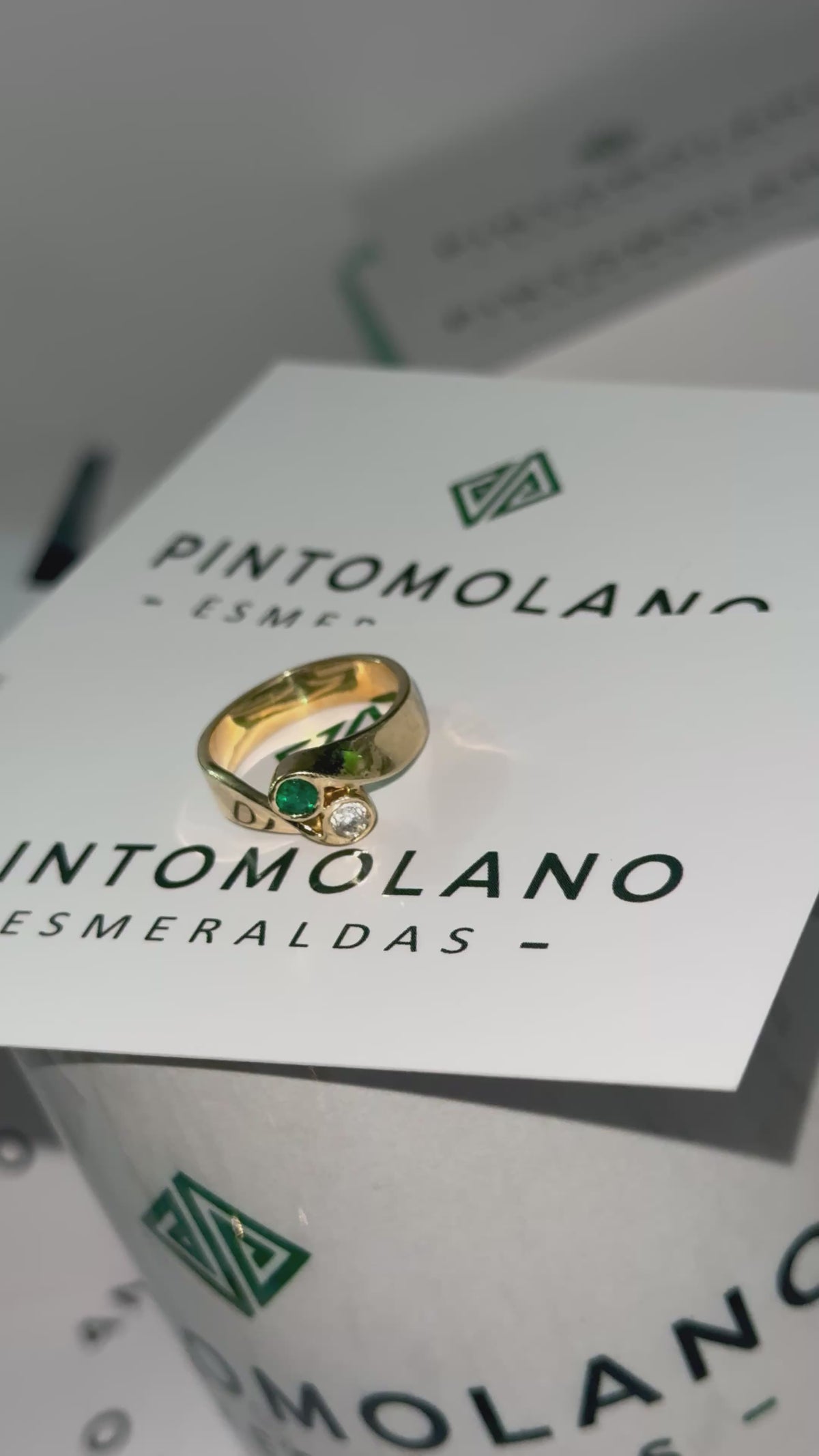 Anillo en Oro 18K (Ley 750) con Esmeralda y Diamante Natural