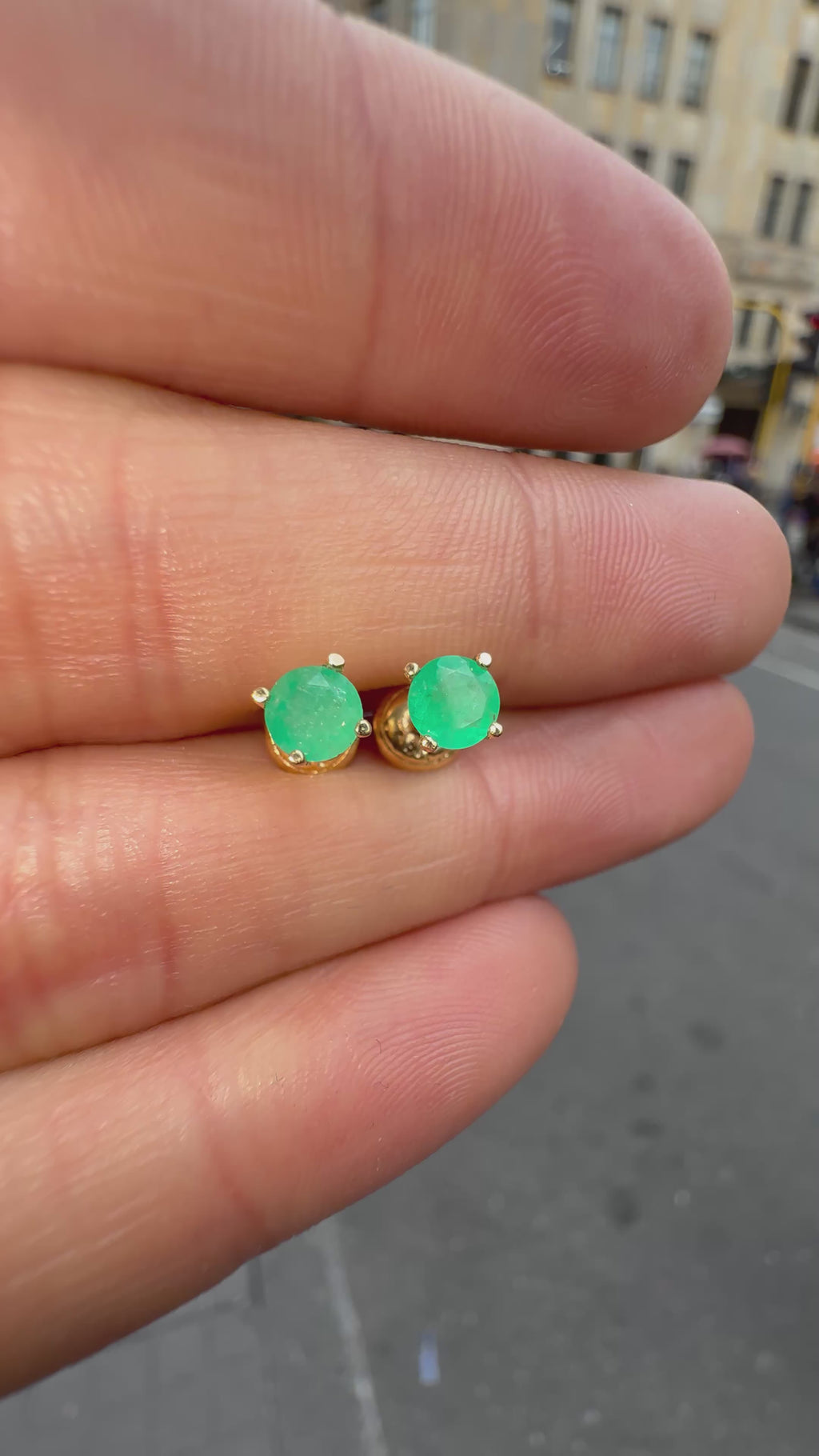 Aretes Topos en Oro con Esmeralda de 4mm