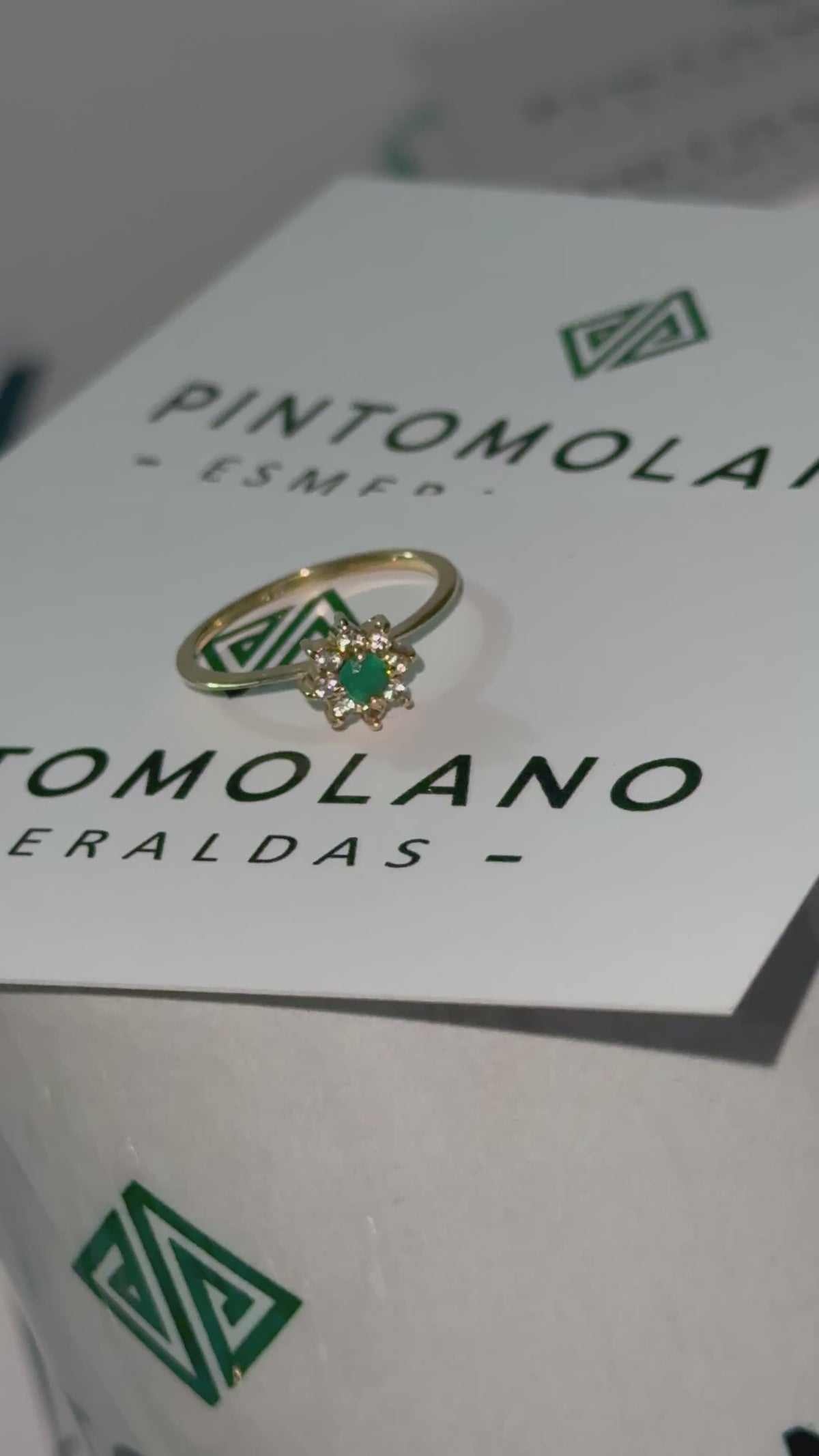 Anillo en Oro 18K (Ley 750) con Esmeralda y Diamantes en Diseño Floral