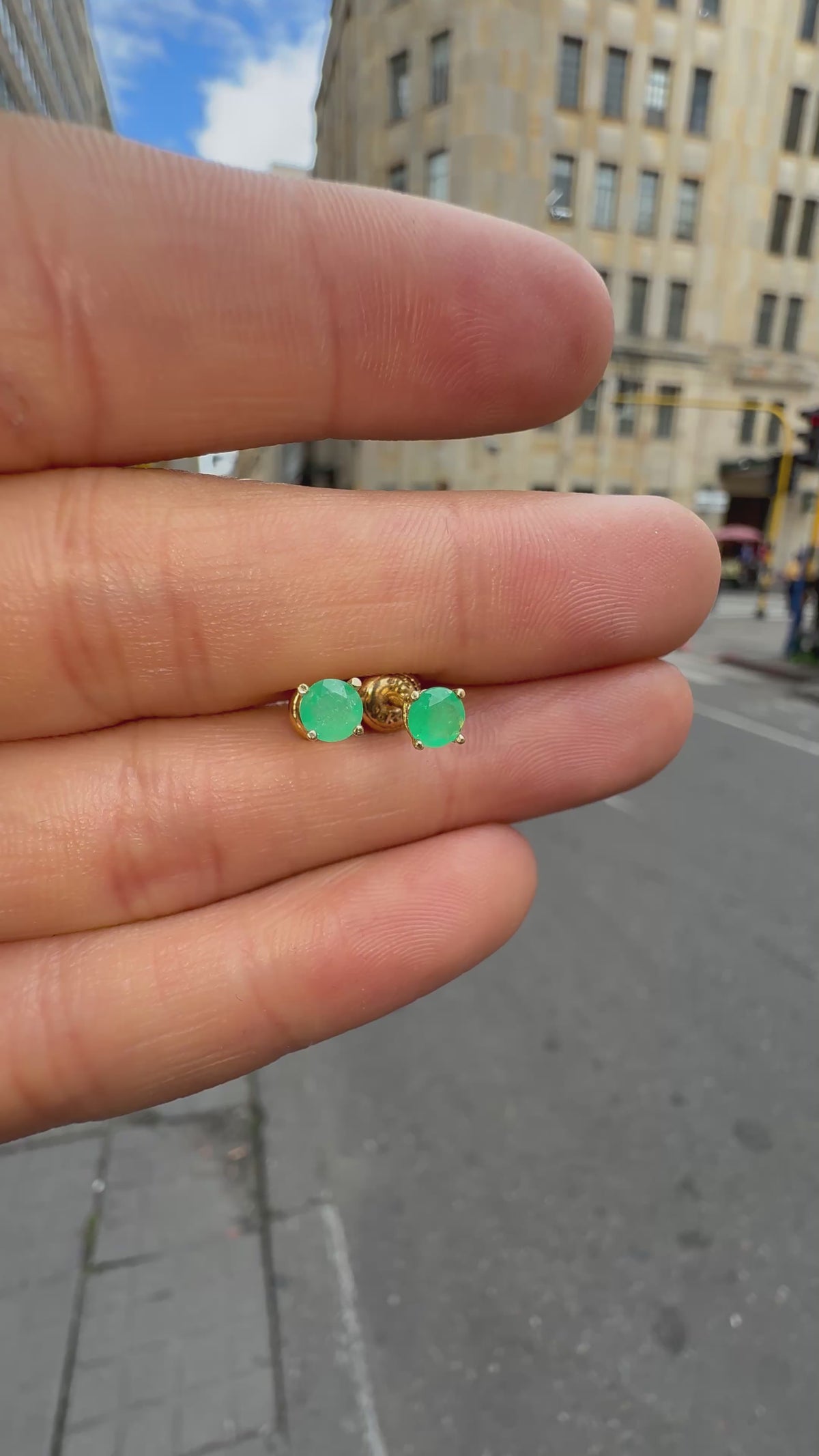 Aretes Topos en Oro con Esmeralda de 4mm
