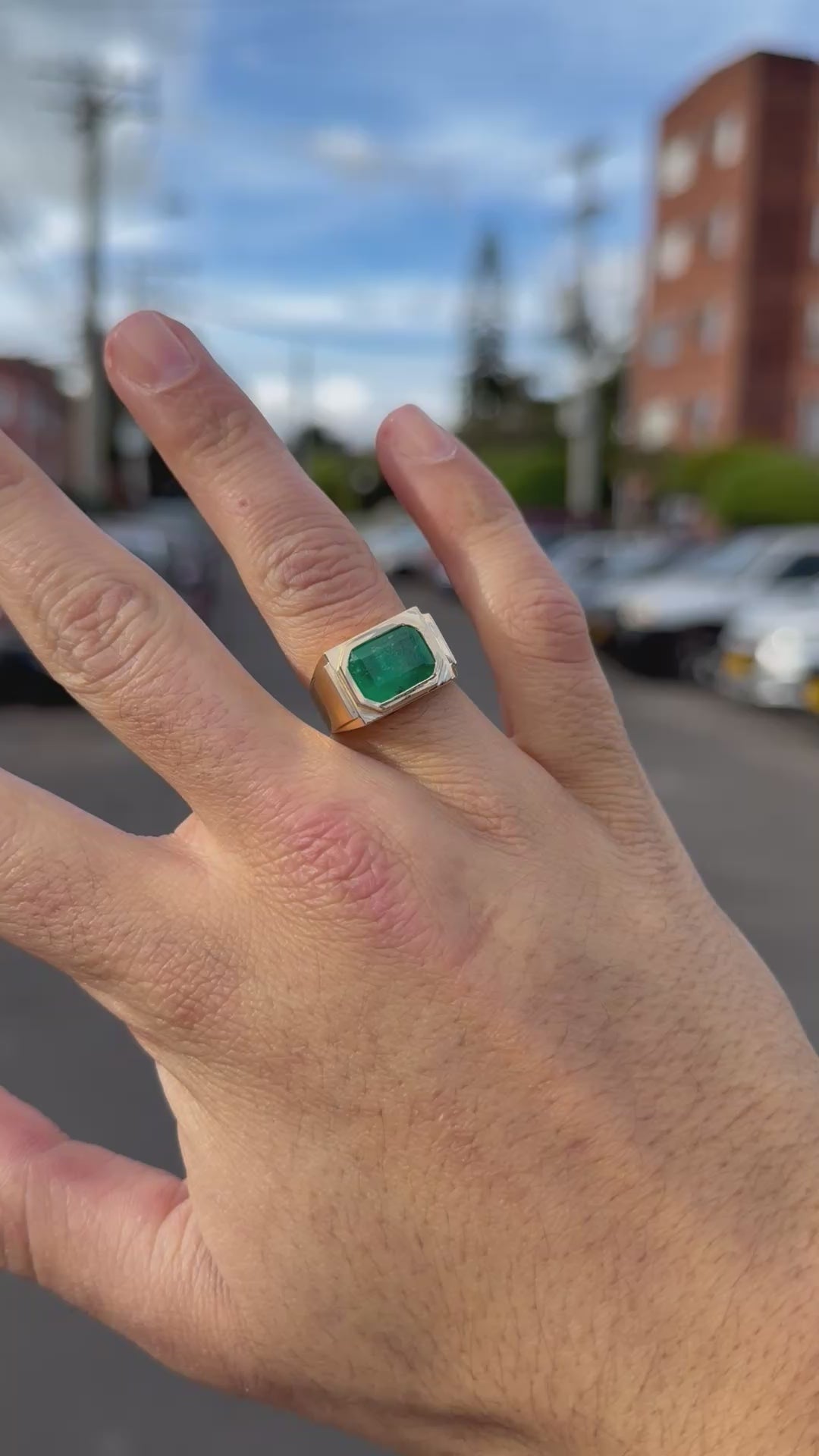 Anillo En Oro Bicelado con Esmeralda - Disponible para Fabricación