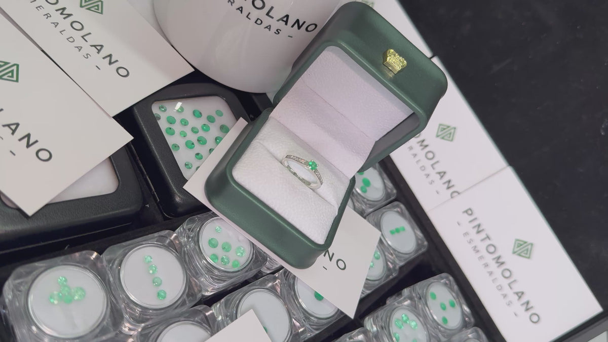 Anillo de Compromiso en Plata con Esmeralda Natural – Diseño Catedral