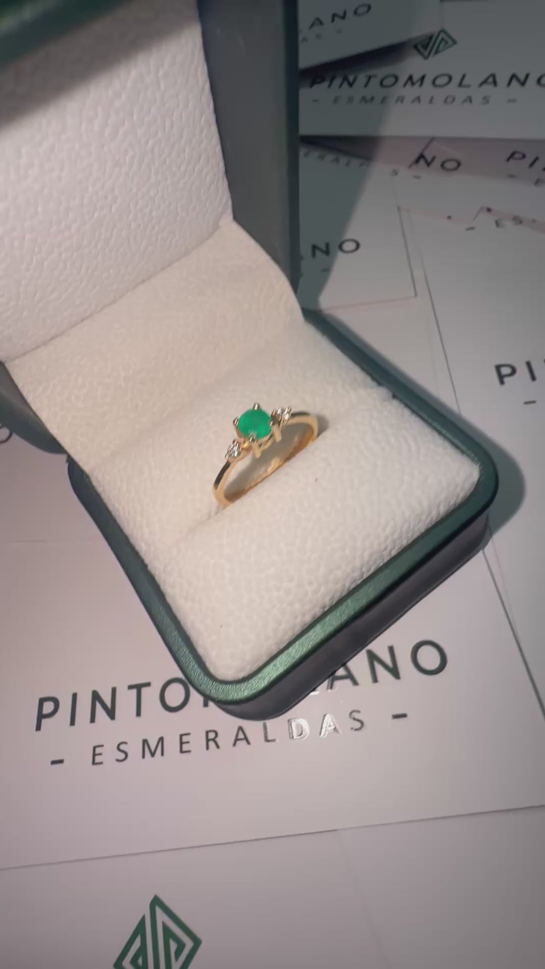 Anillo en Oro De Compromiso Con Esmeralda y Diamantes - Disponible Para Fabricación