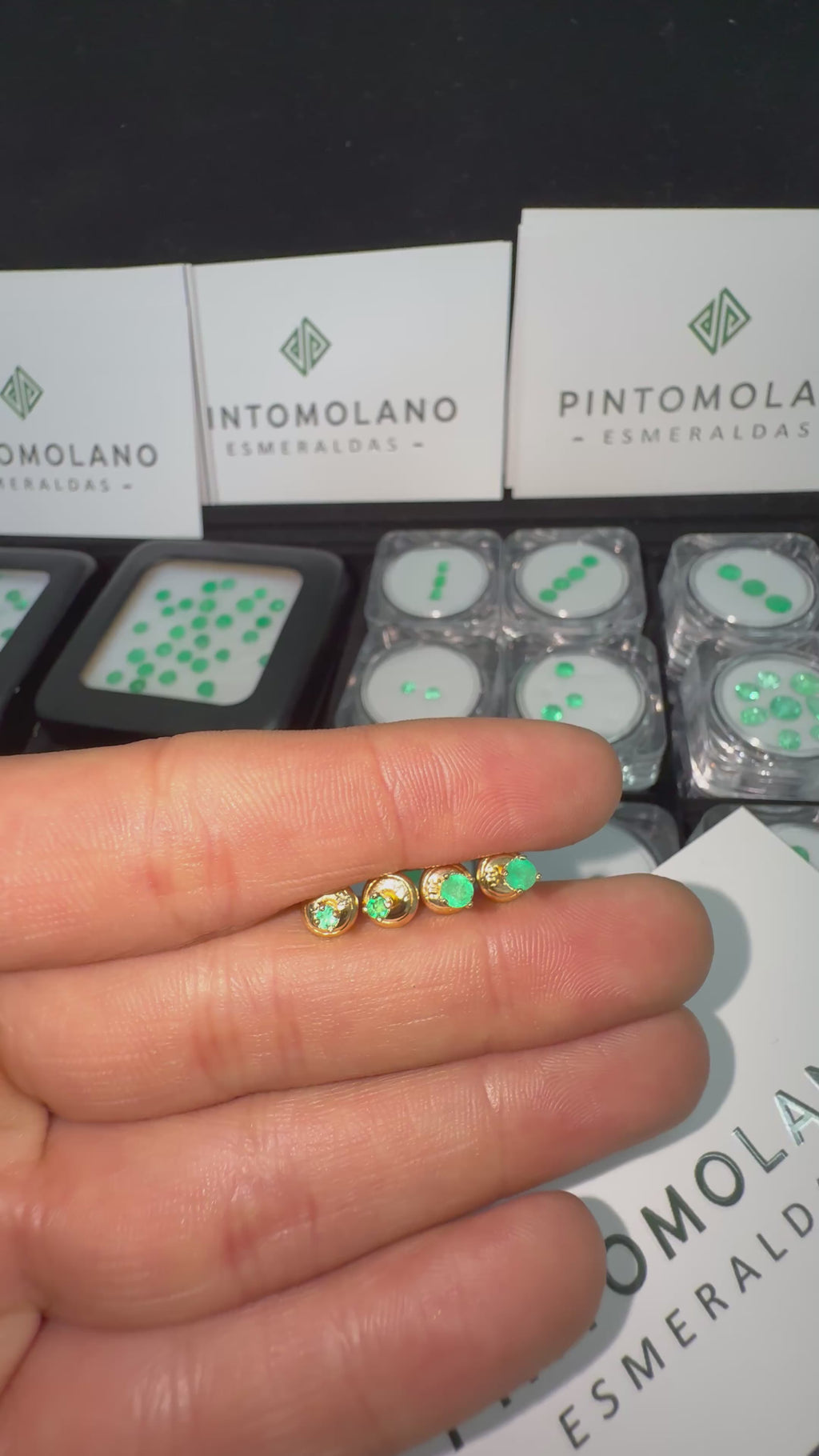 Aretes Topos de 2 mm en Oro 18K (Ley 750) con Esmeraldas Naturales