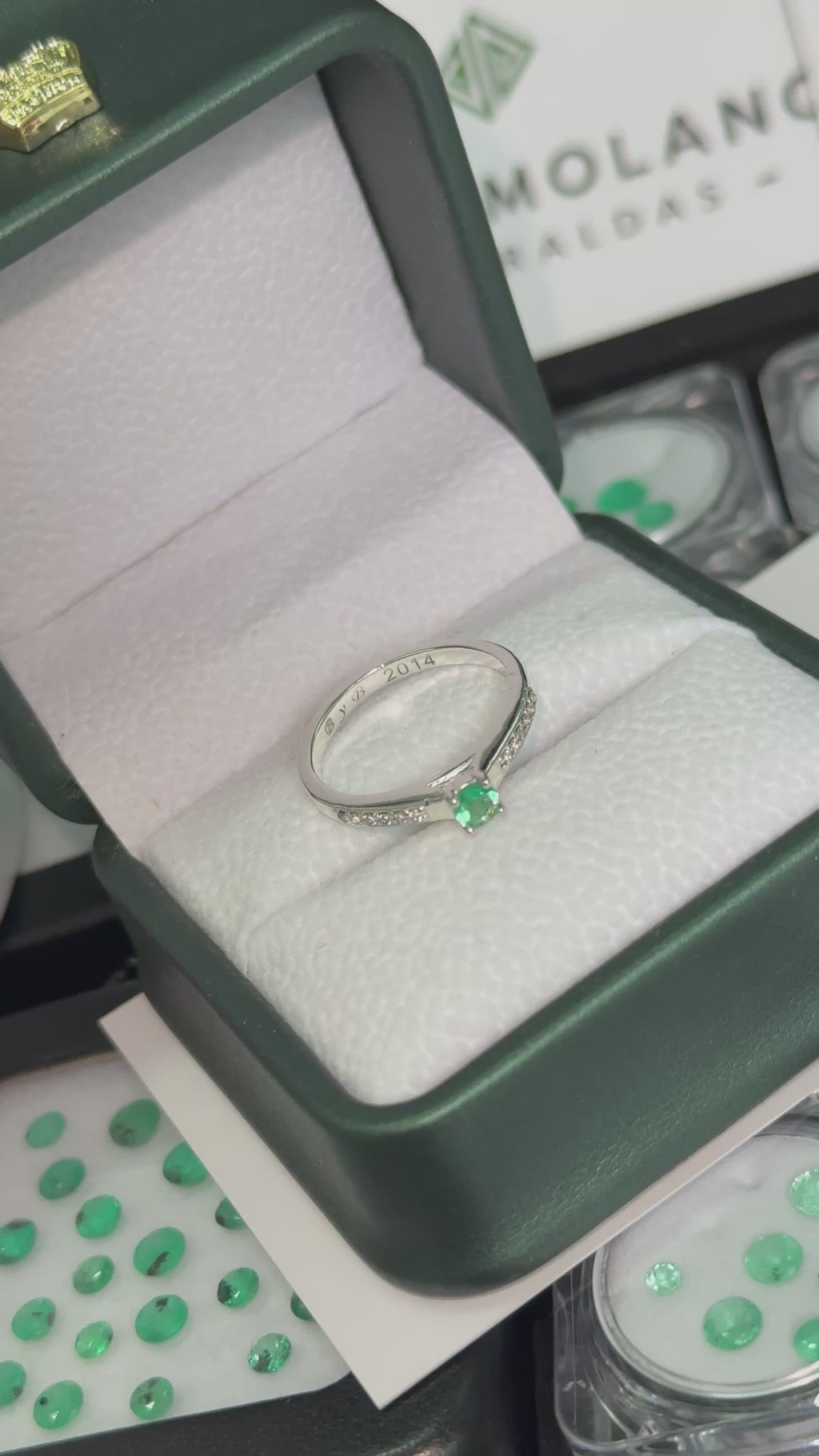 Anillo de Compromiso en Plata con Esmeralda Natural – Diseño Catedral