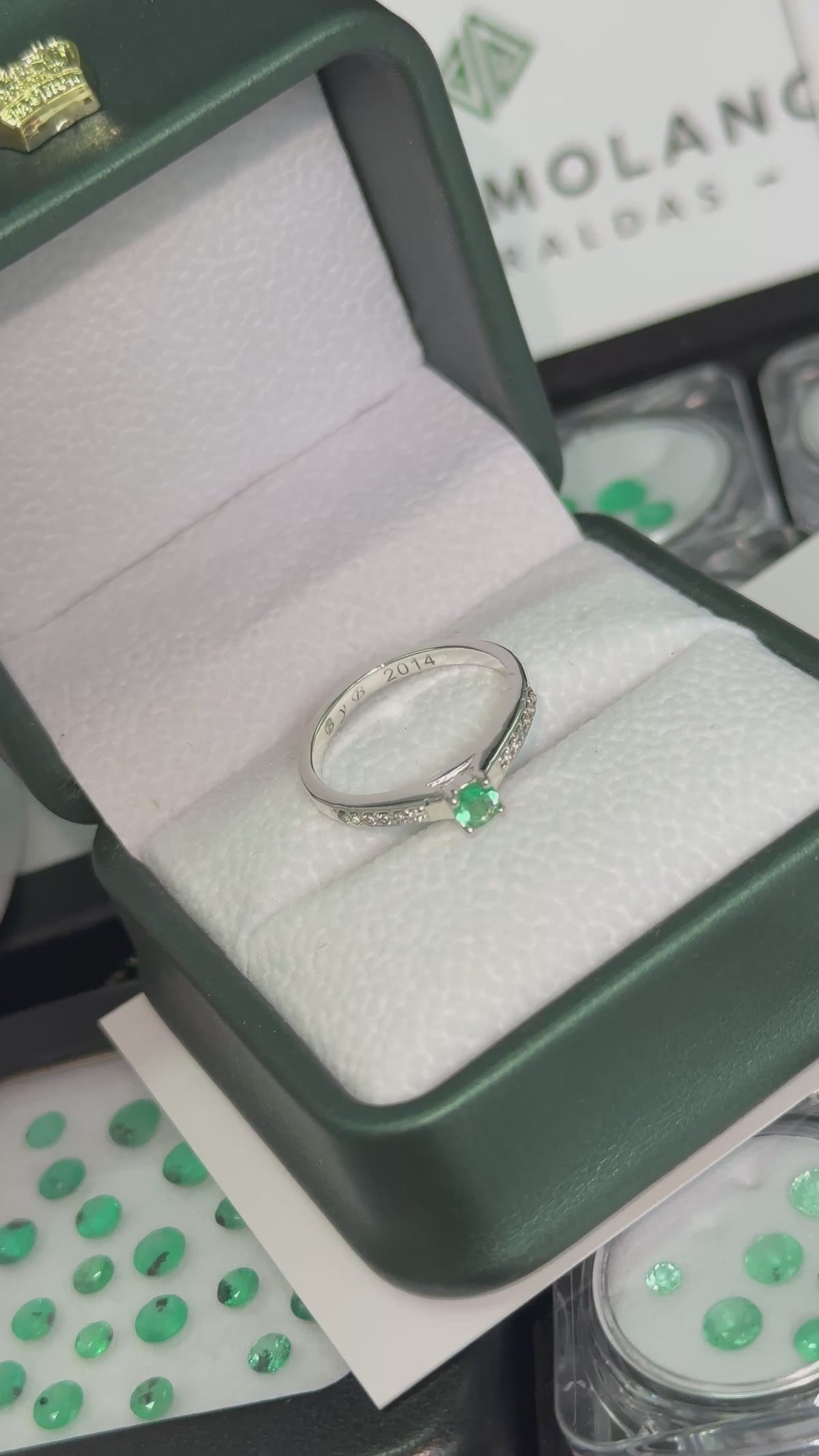 Anillo de Compromiso en Plata con Esmeralda Natural – Diseño Catedral