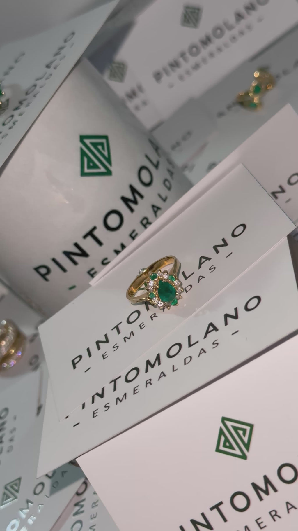 Anillo en Oro 18K con Esmeralda y Diamante