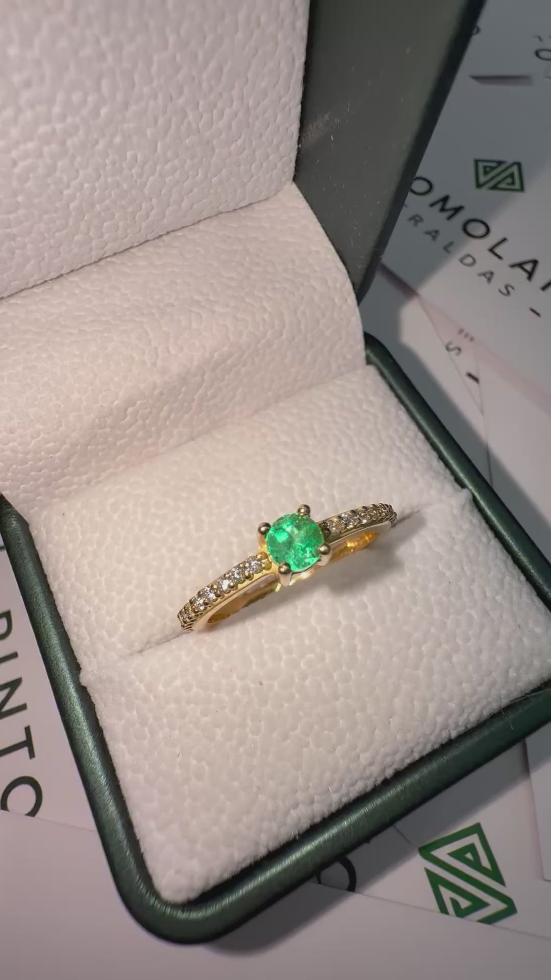 Anillo en Oro fabricado con Esmeralda y Diamantes - Disponible para Fabricación
