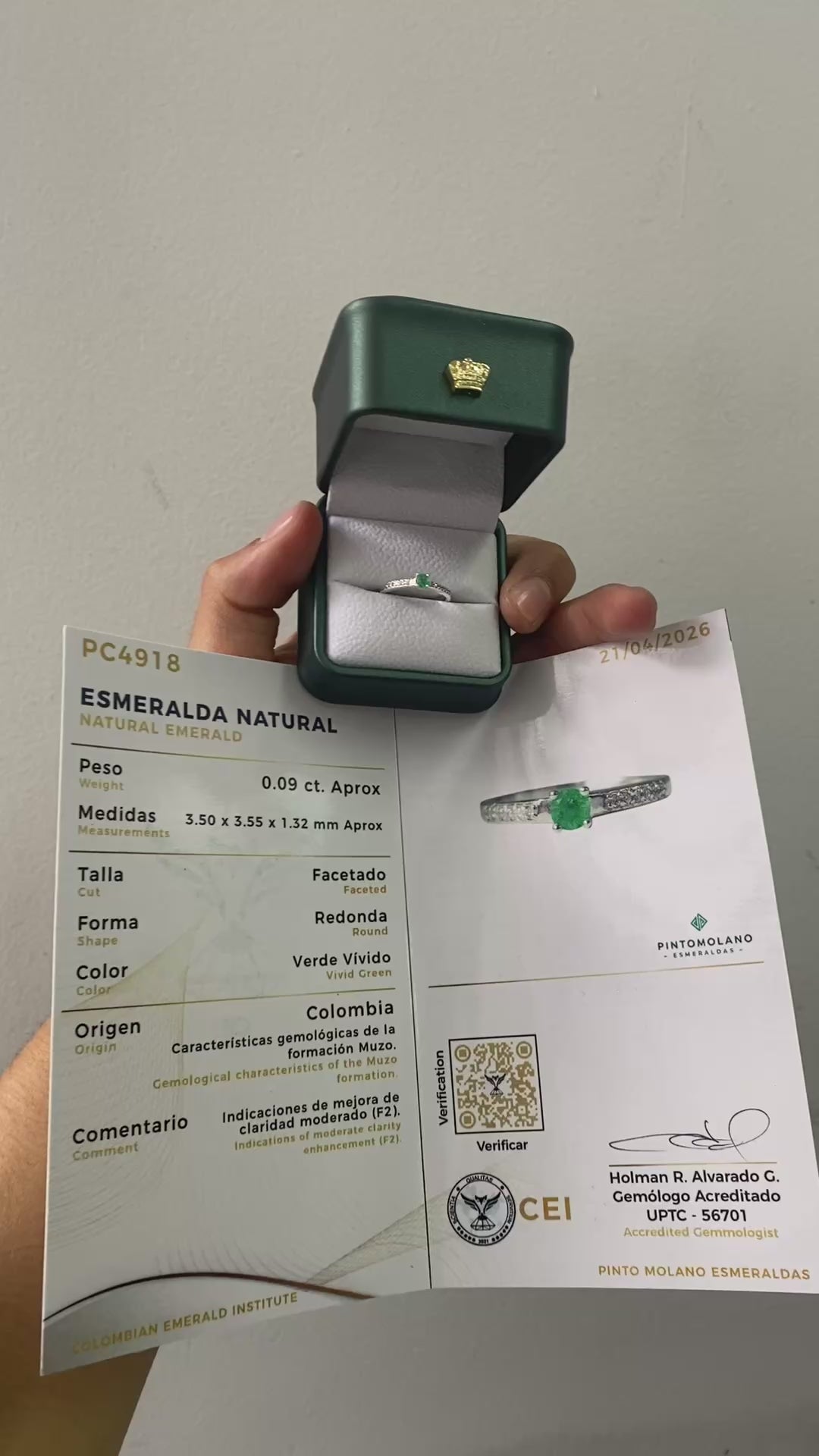 Anillo de Compromiso en Plata con Esmeralda Natural – Diseño Catedral