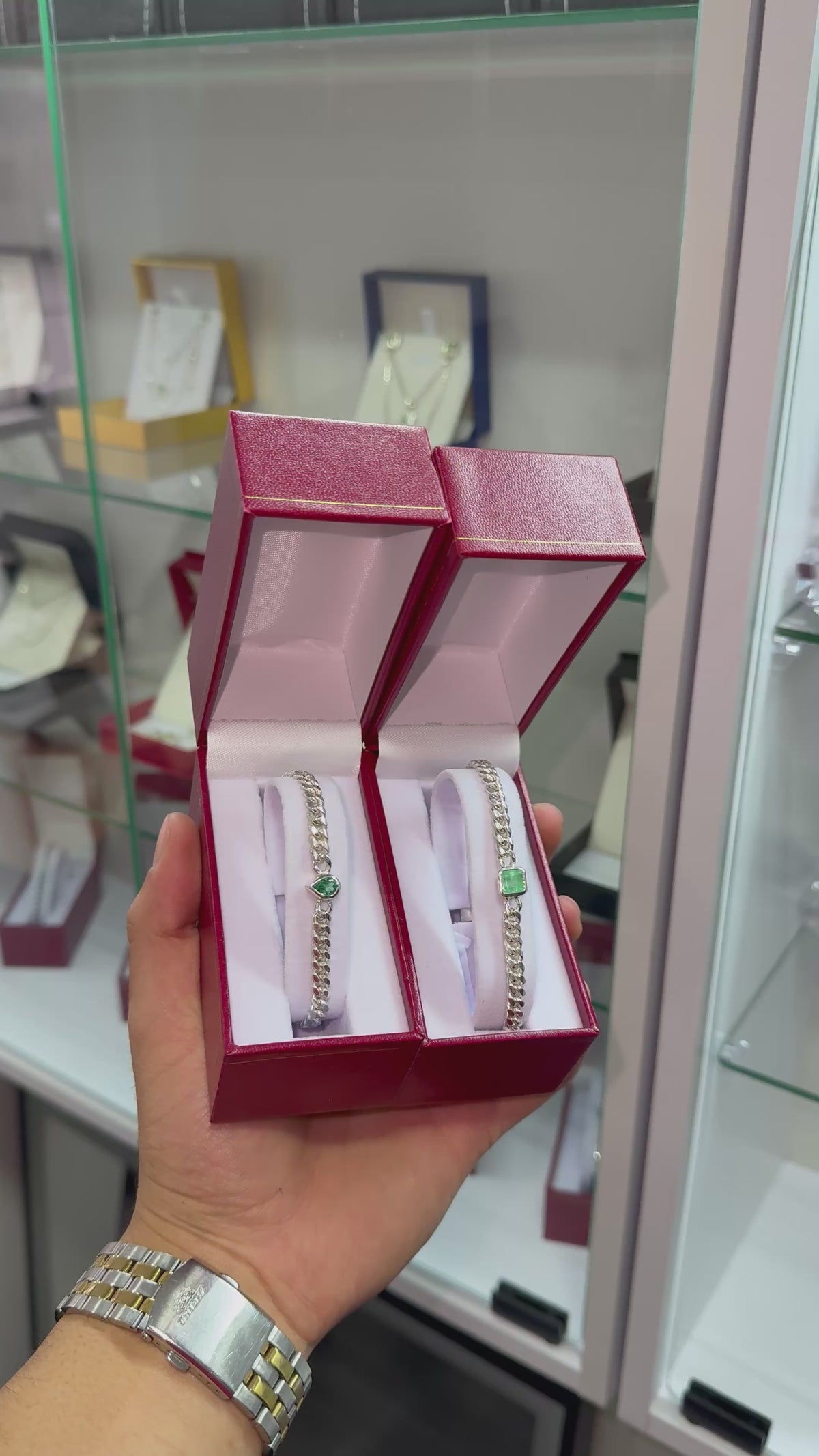Pulsera Fabricada en Plata con Esmeralda Central