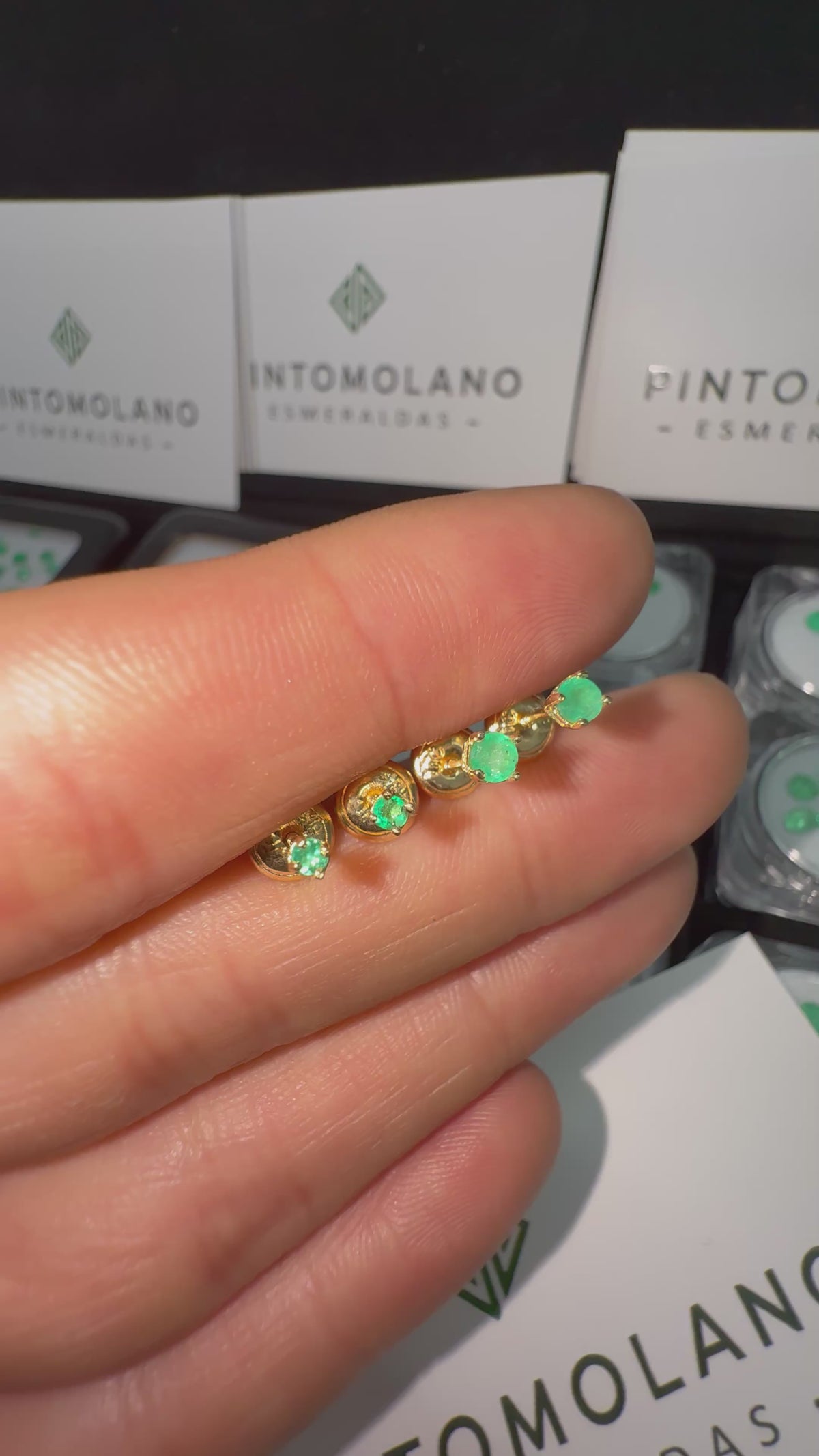 Aretes Topos de 3 mm en Oro 18K (Ley 750) con Esmeraldas Naturales