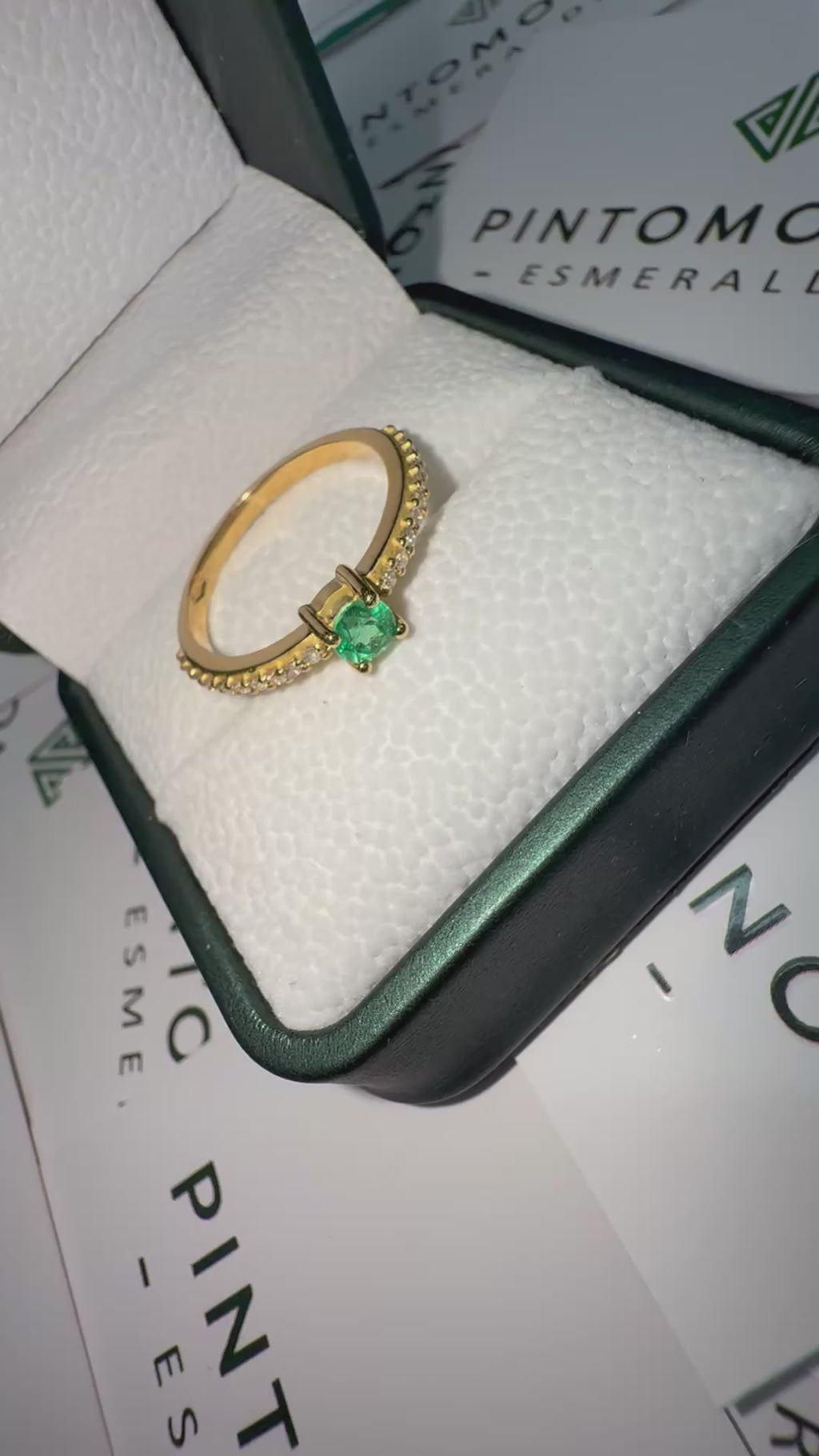 Anillo en Oro fabricado con Esmeralda y Diamantes - Disponible para Fabricación