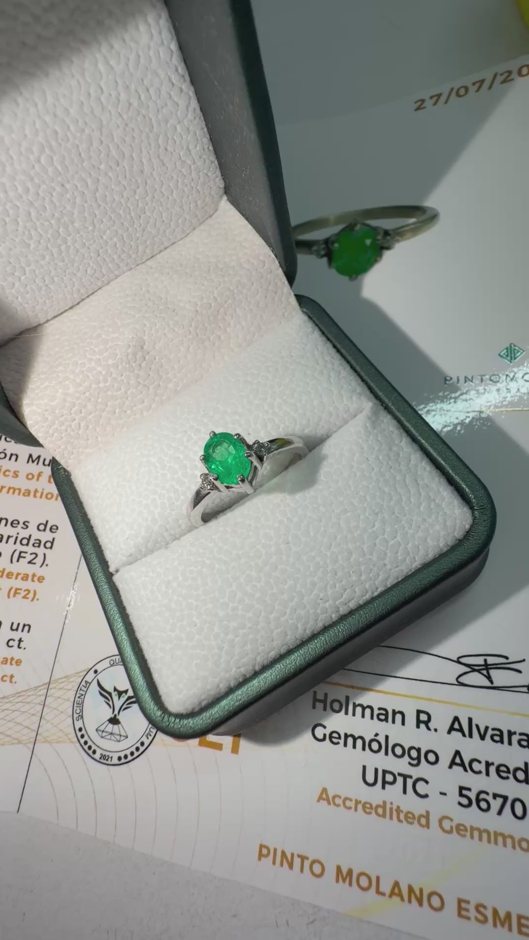 Anillo En Oro Blanco Esmeralda Óvalo y Dos Diamantes - Disponible Para Fabricación