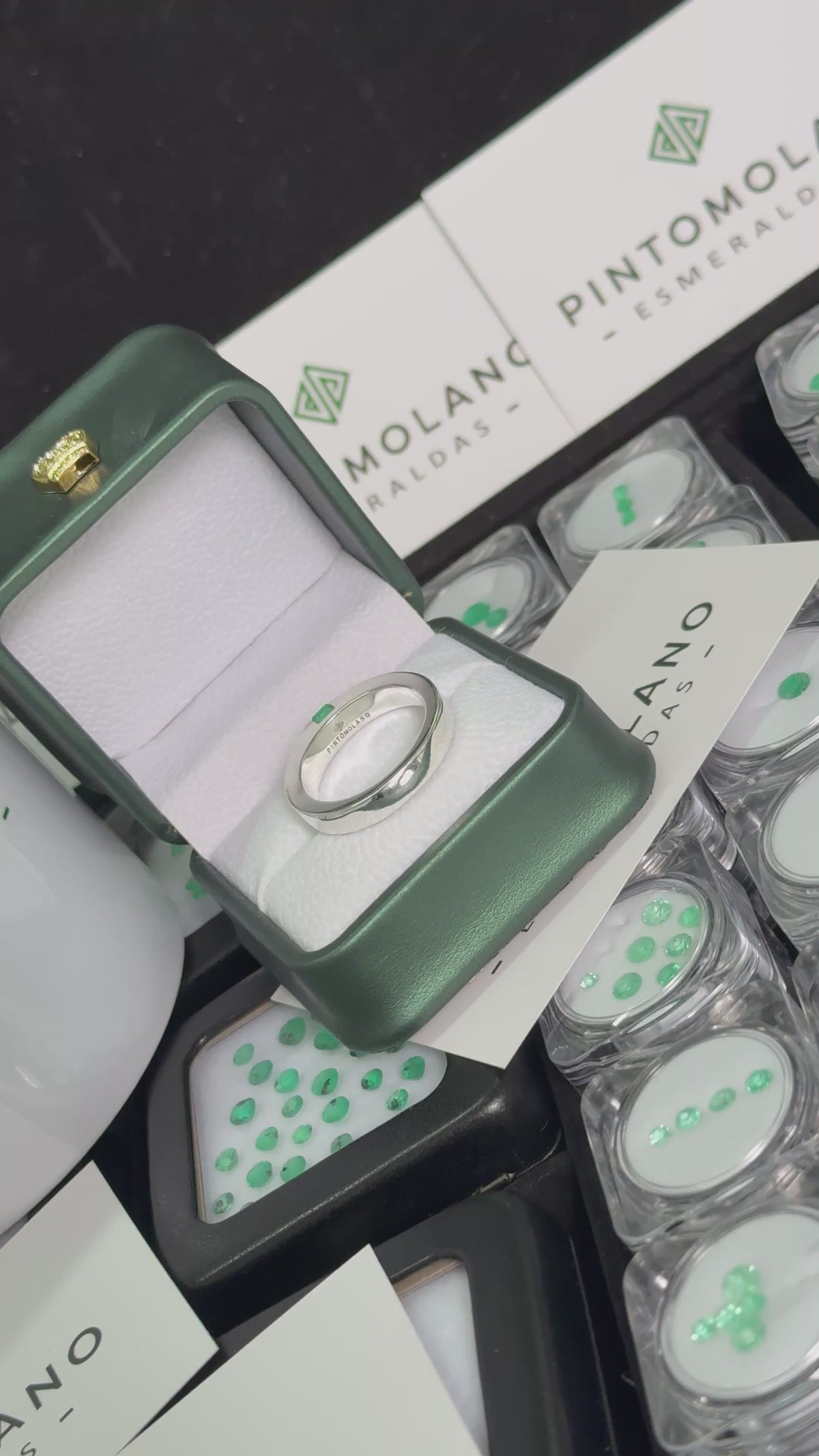 Anillo de Hombre en Plata con Esmeralda Natural – Diseño Bisel Cuadrado