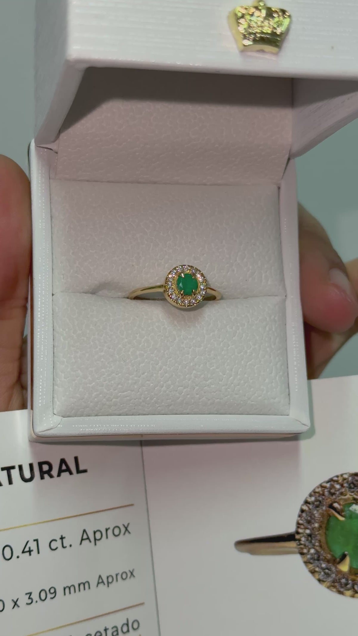 Anillo Fabricado en Oro con Esmeralda y 16 Diamantes