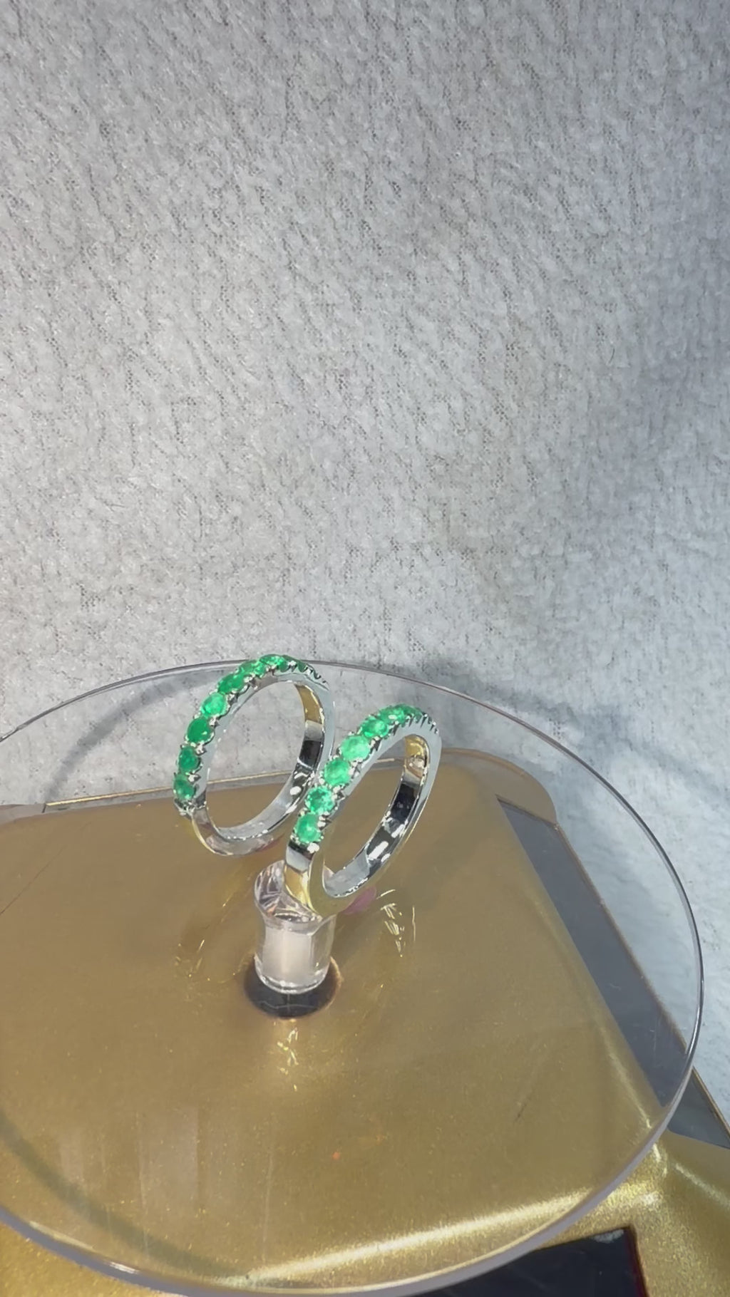Anillo Cintillo Fabricado en Plata con 9 Esmeraldas