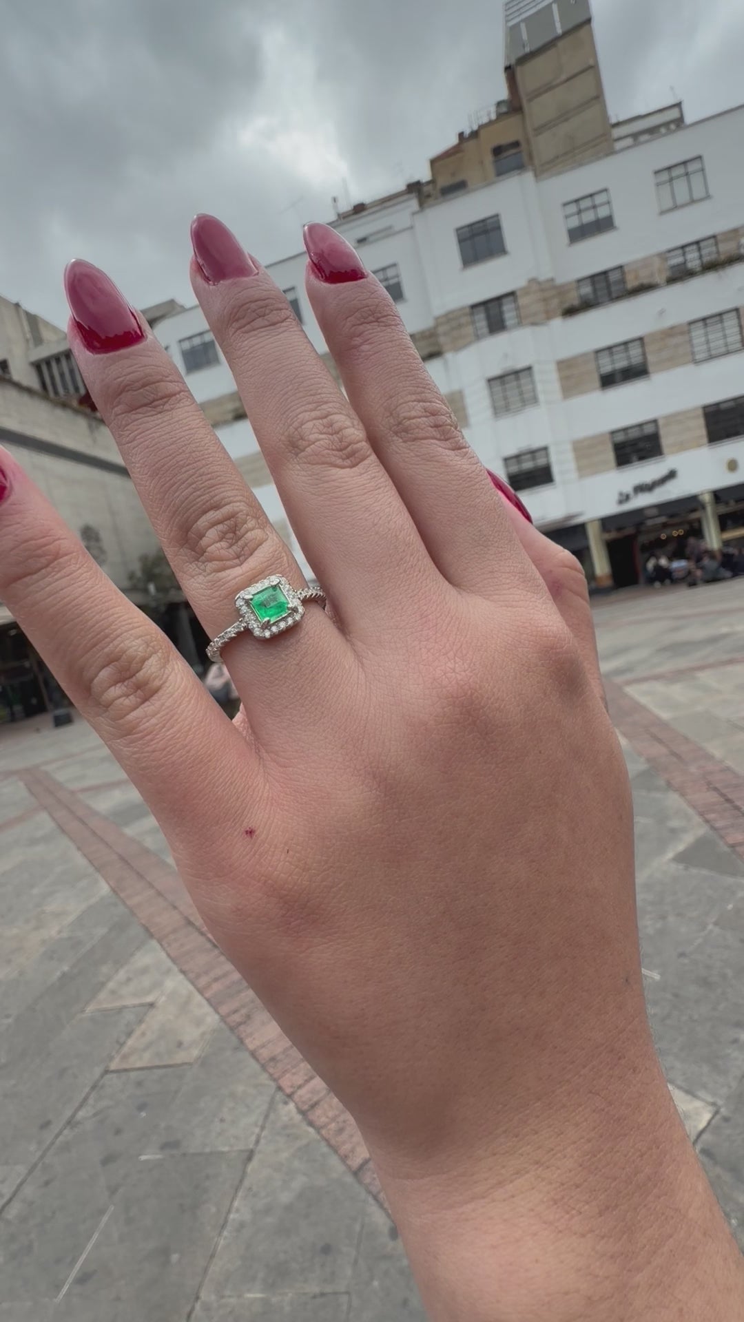Anillo Fabricado En Oro blanco con diamantes y Esmeralda natural - Disponible para Fabricación