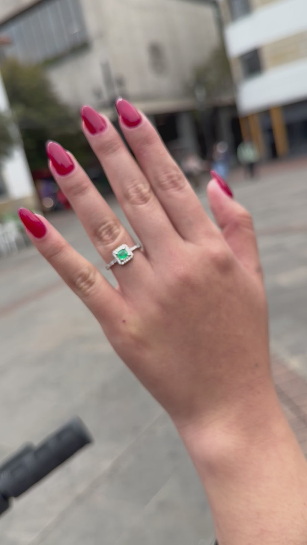 Anillo Fabricado En Oro blanco con diamantes y Esmeralda natural - Disponible para Fabricación
