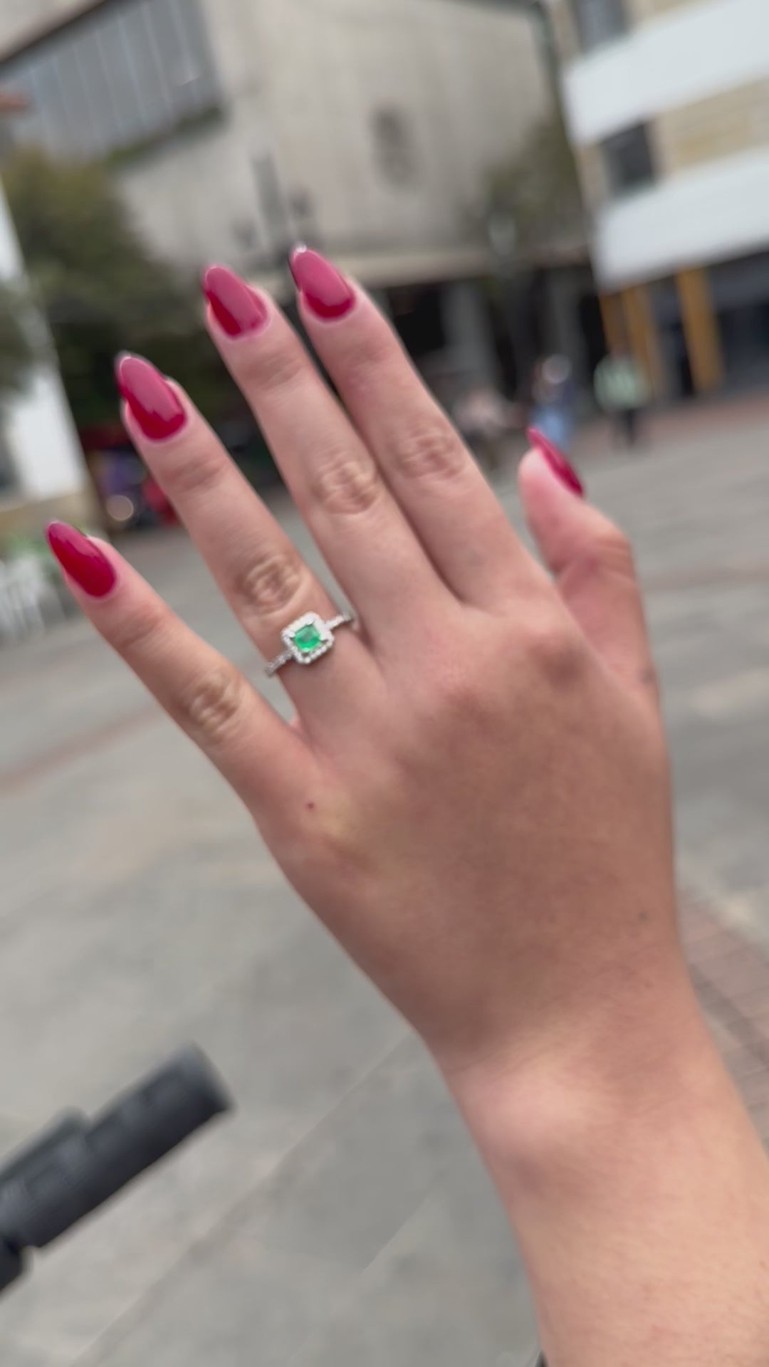 Anillo Fabricado En Oro blanco con diamantes y Esmeralda natural - Disponible para Fabricación