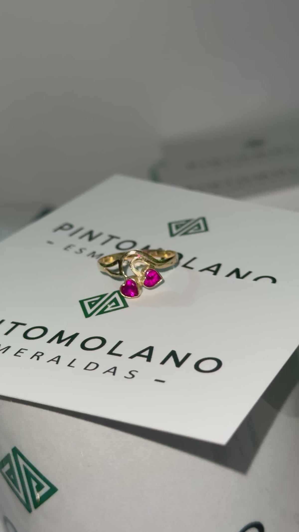 Anillo en Oro 18K (Ley 750) con Rubíes en Forma de Corazón