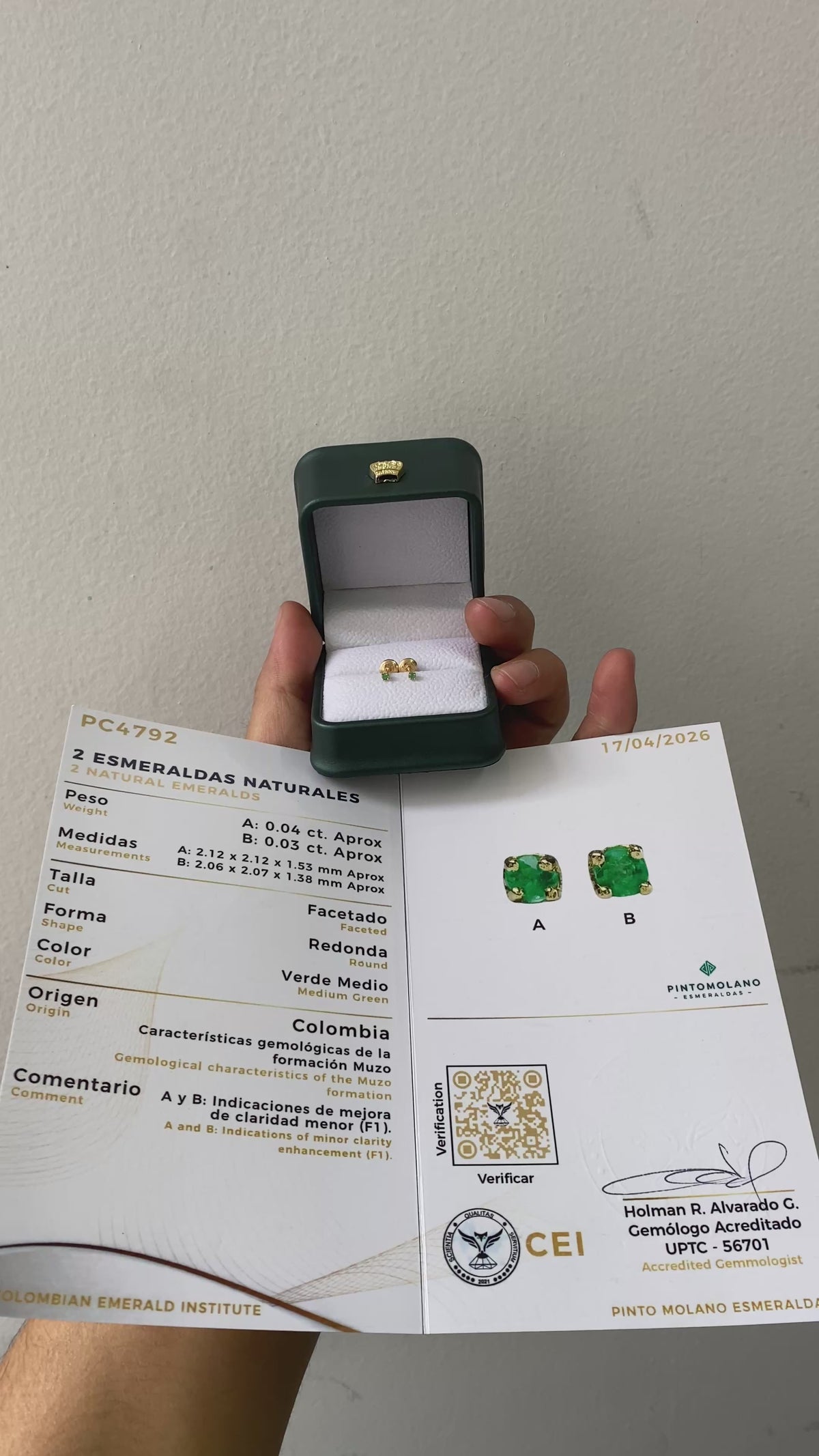 Aretes Topos de 2 mm en Oro 18K (Ley 750) con Esmeraldas Naturales