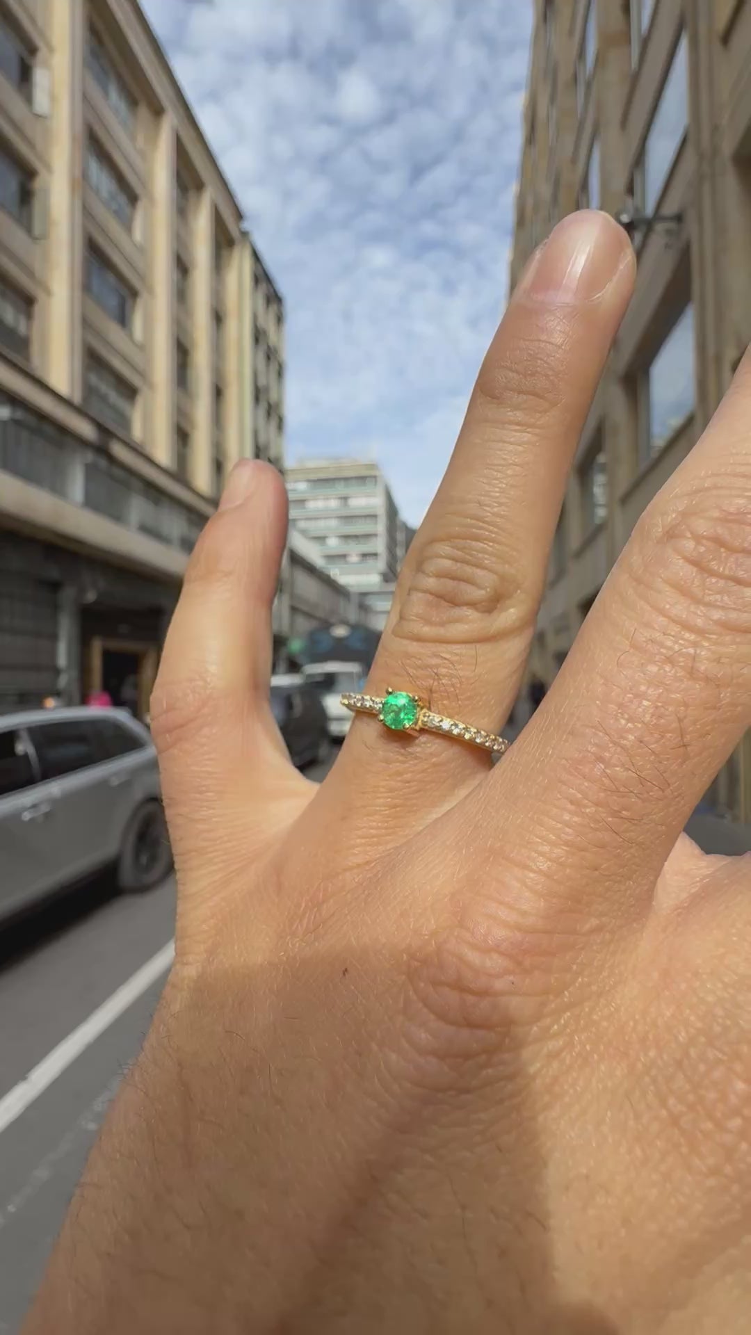 Anillo en Oro fabricado con Esmeralda y Diamantes - Disponible para Fabricación