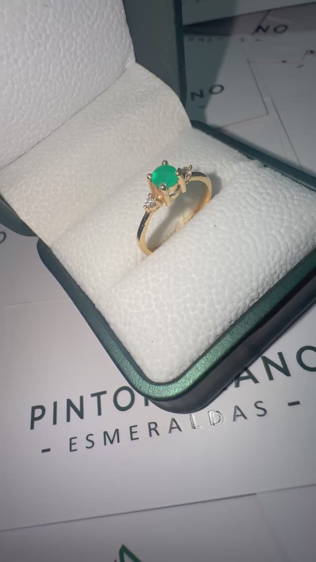 Anillo en Oro De Compromiso Con Esmeralda y Diamantes - Disponible Para Fabricación