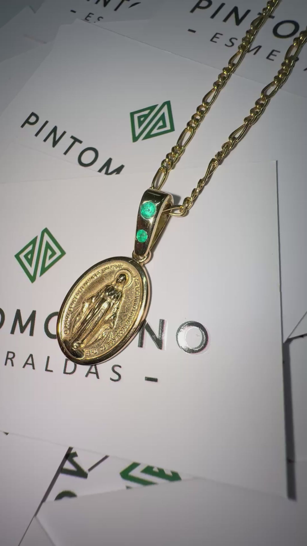 Dije de la Milagrosa con Dos Esmeraldas Naturales - Disponible para Fabricación