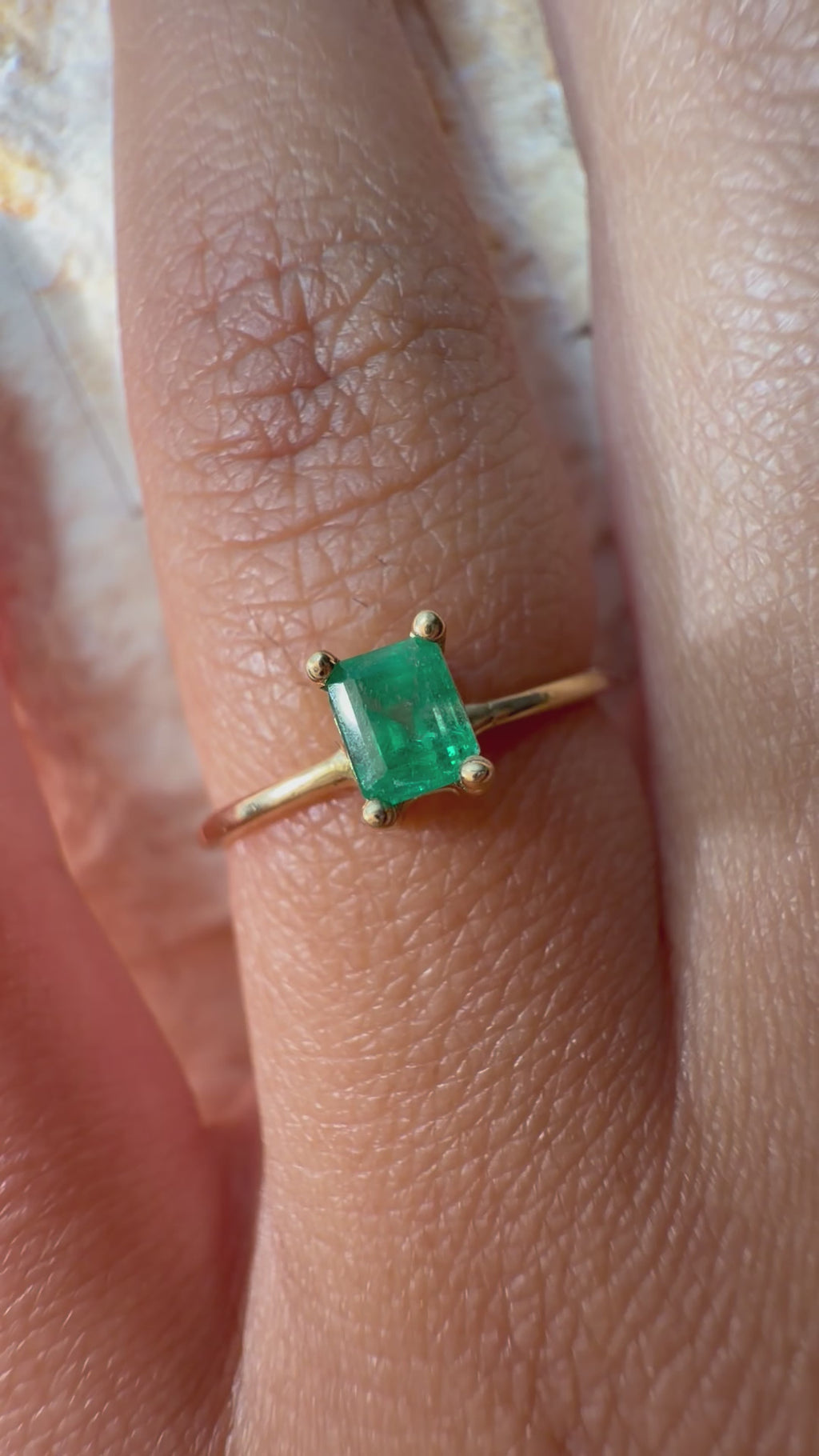 Anillo Solitario en Oro Cuadrado