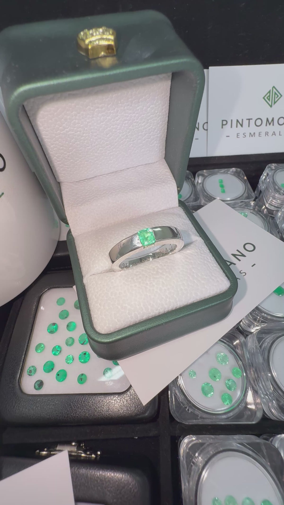 Anillo de Hombre en Plata con Esmeralda Natural – Diseño Bisel Cuadrado