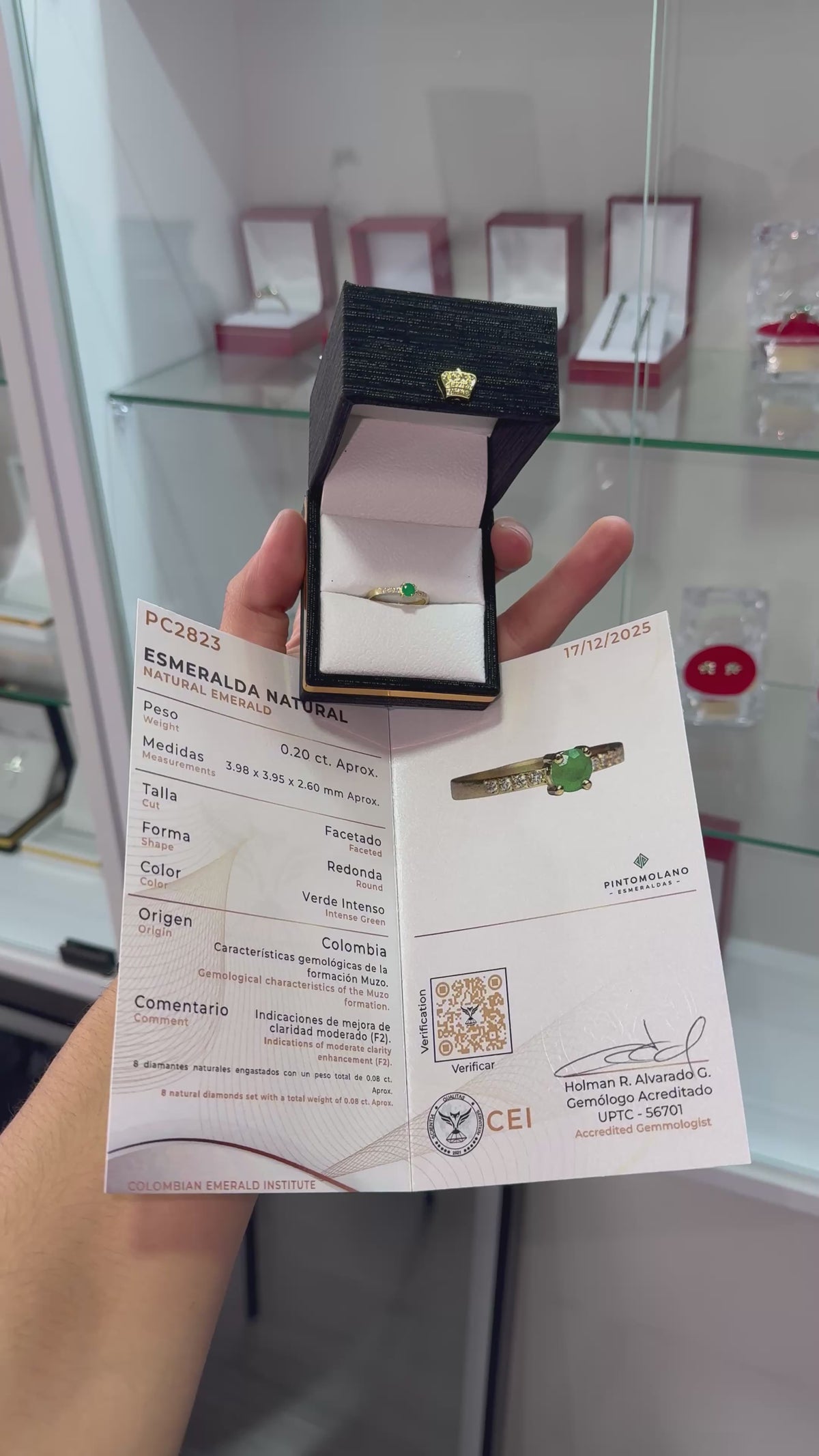 Anillo Estilo Solitario en Oro 18K (Ley 750) con Esmeralda y Diamantes Naturales