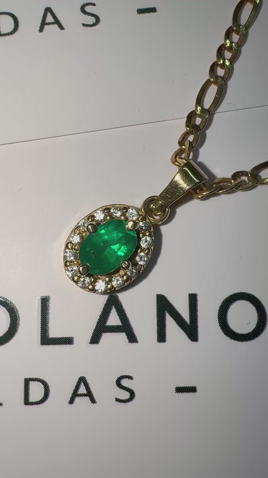 Dije en Oro con Esmeralda Ovalada y Diamantes