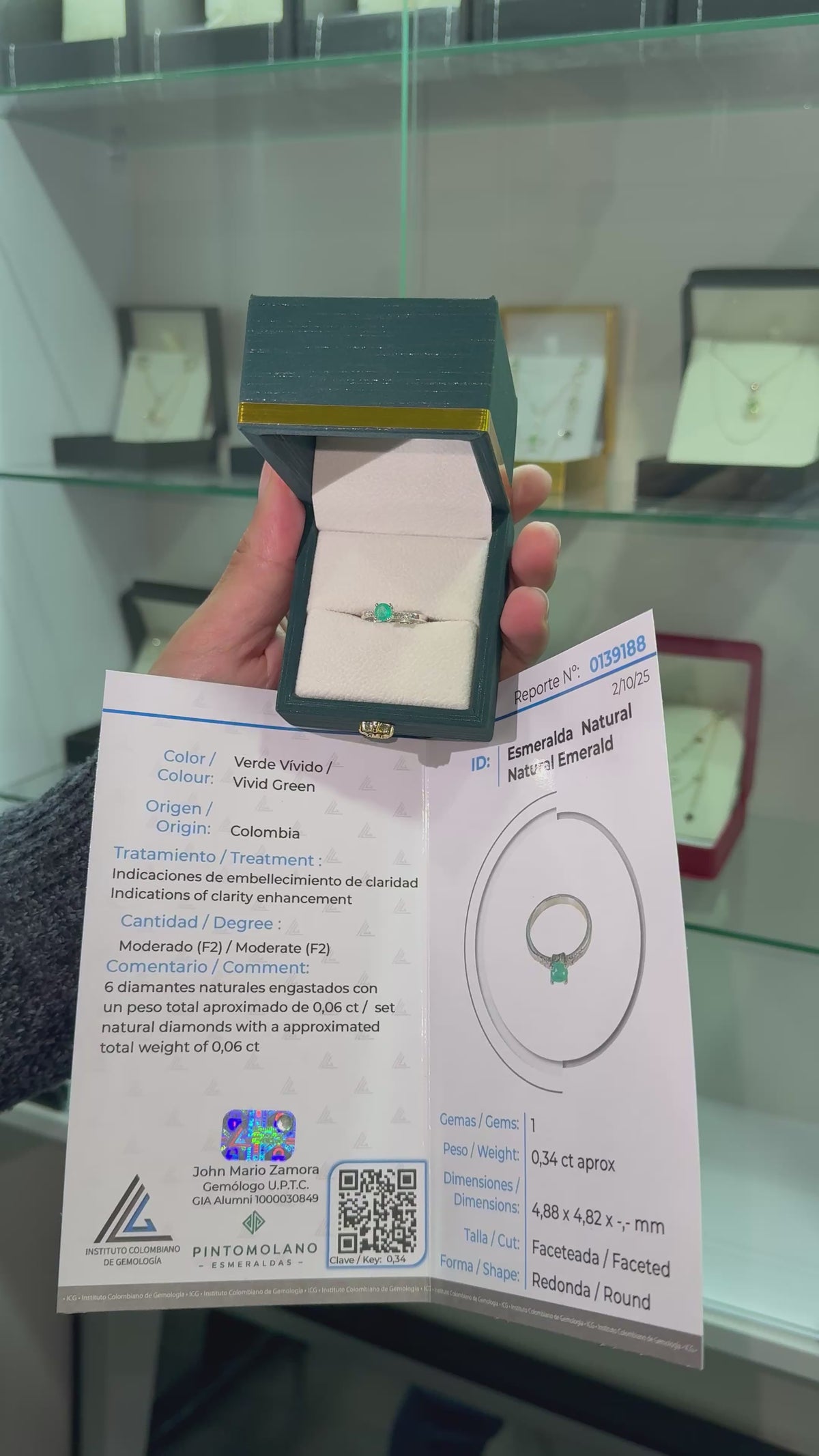 Anillo en Plata con Esmeralda Central y Diamantes Naturales
